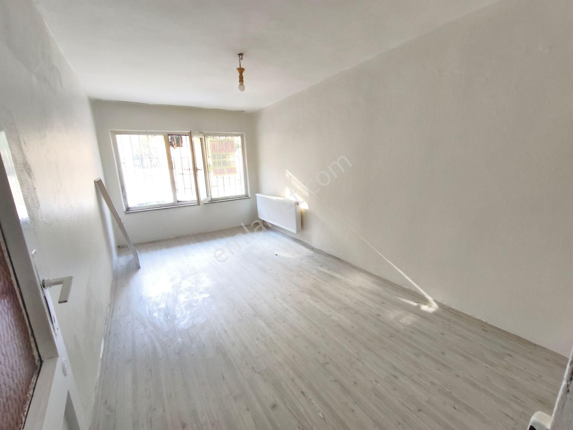 Eyüp Nişancı Mh. 2+1 / 65m2 / Giriş Kat / Bahçeli / Kombili / Aileye-bekara / Metrobüse 3-4 Dk