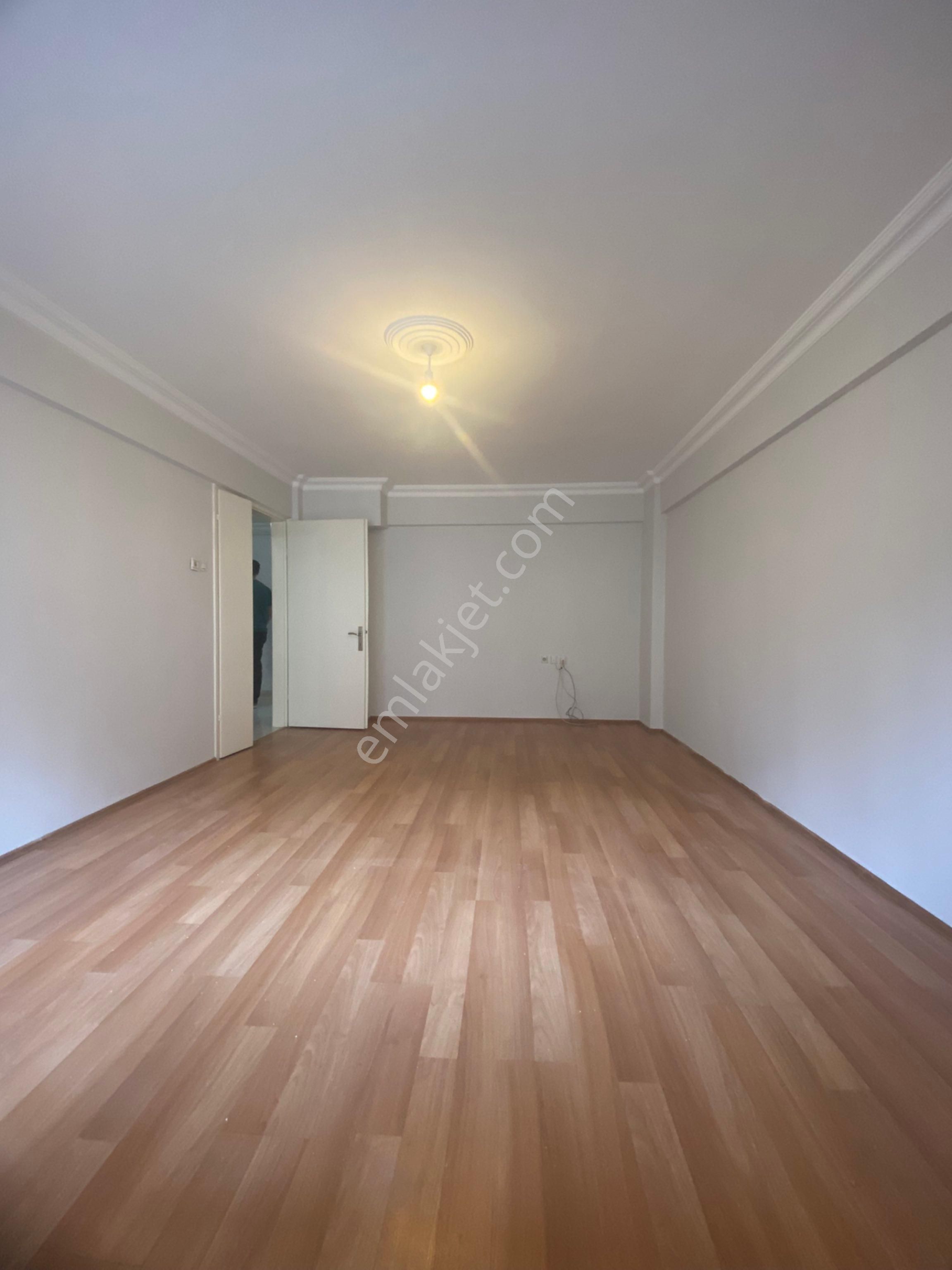 Fiber Emlak Akhisar Çarşı Merkezde Kiralık Ara Kat D.gazlı Daire