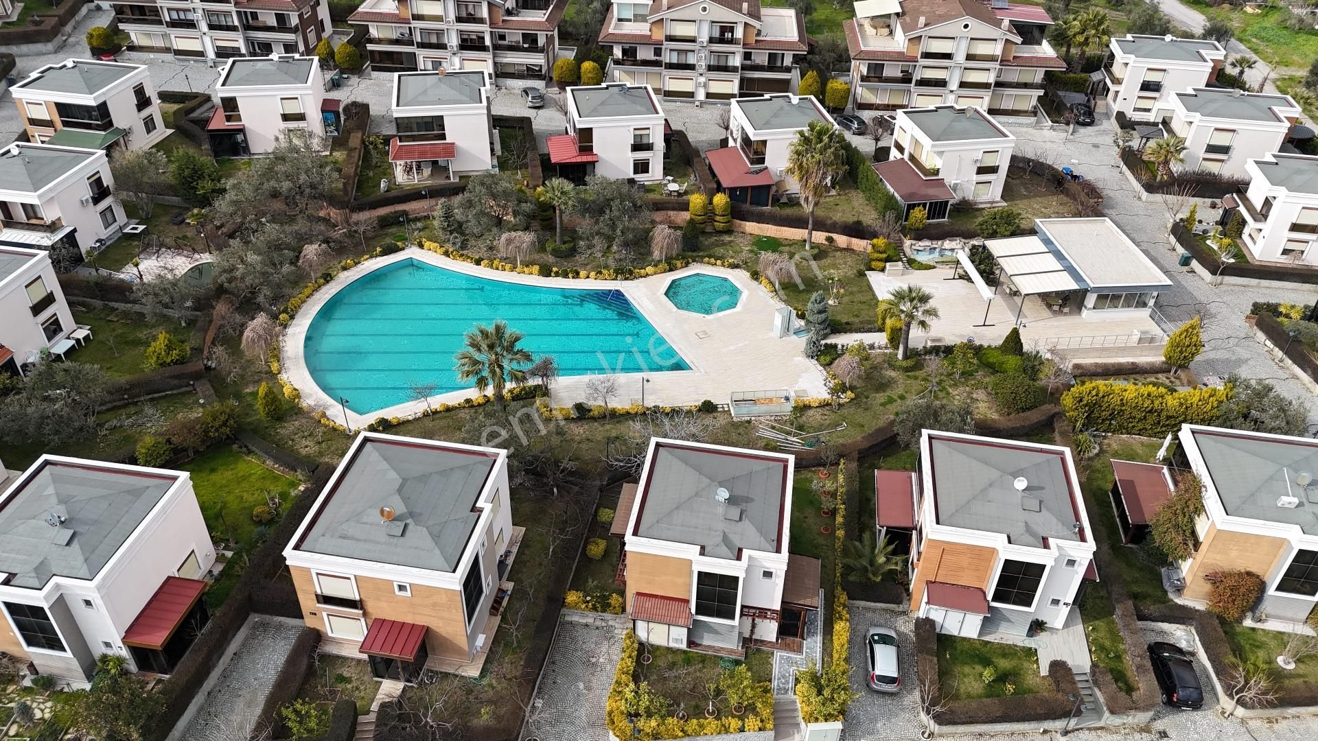Güre'de Güvenlikli Site İçerisinde Satılık Tek Müstakil Villa