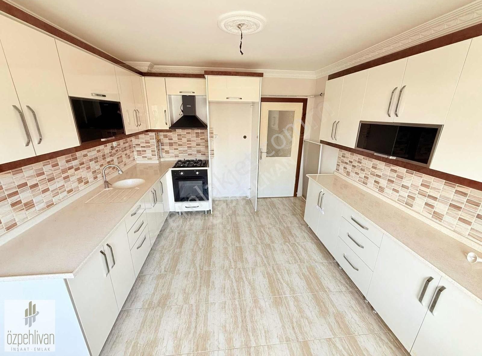 Yüksek Kredi Limitli Cadde Üzeri Çift Balkon Geniş Masrafsız 3+1