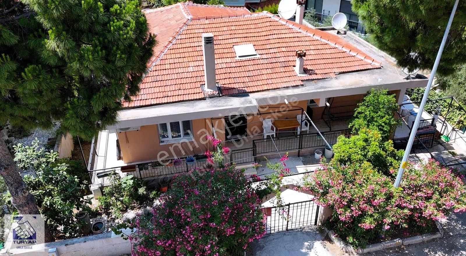 Urla İskele Merkezde 444 M² Arsada Tek Katlı Müstakil Ev