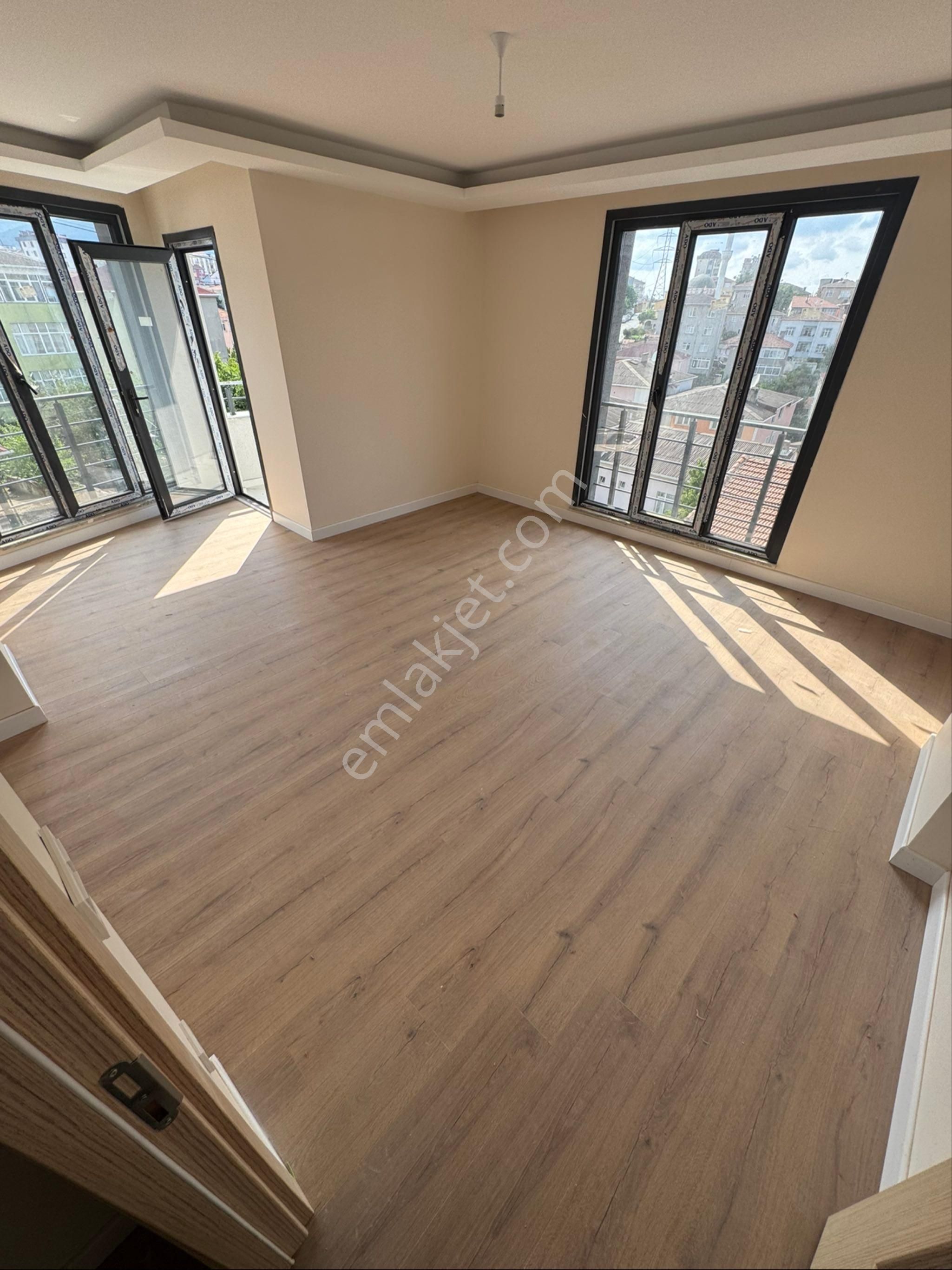 Hamidiye Mahallesi 2+1 3 Kat Alttan Isıtmalı 85 M2 Satılık Daire Çift Balkonlu