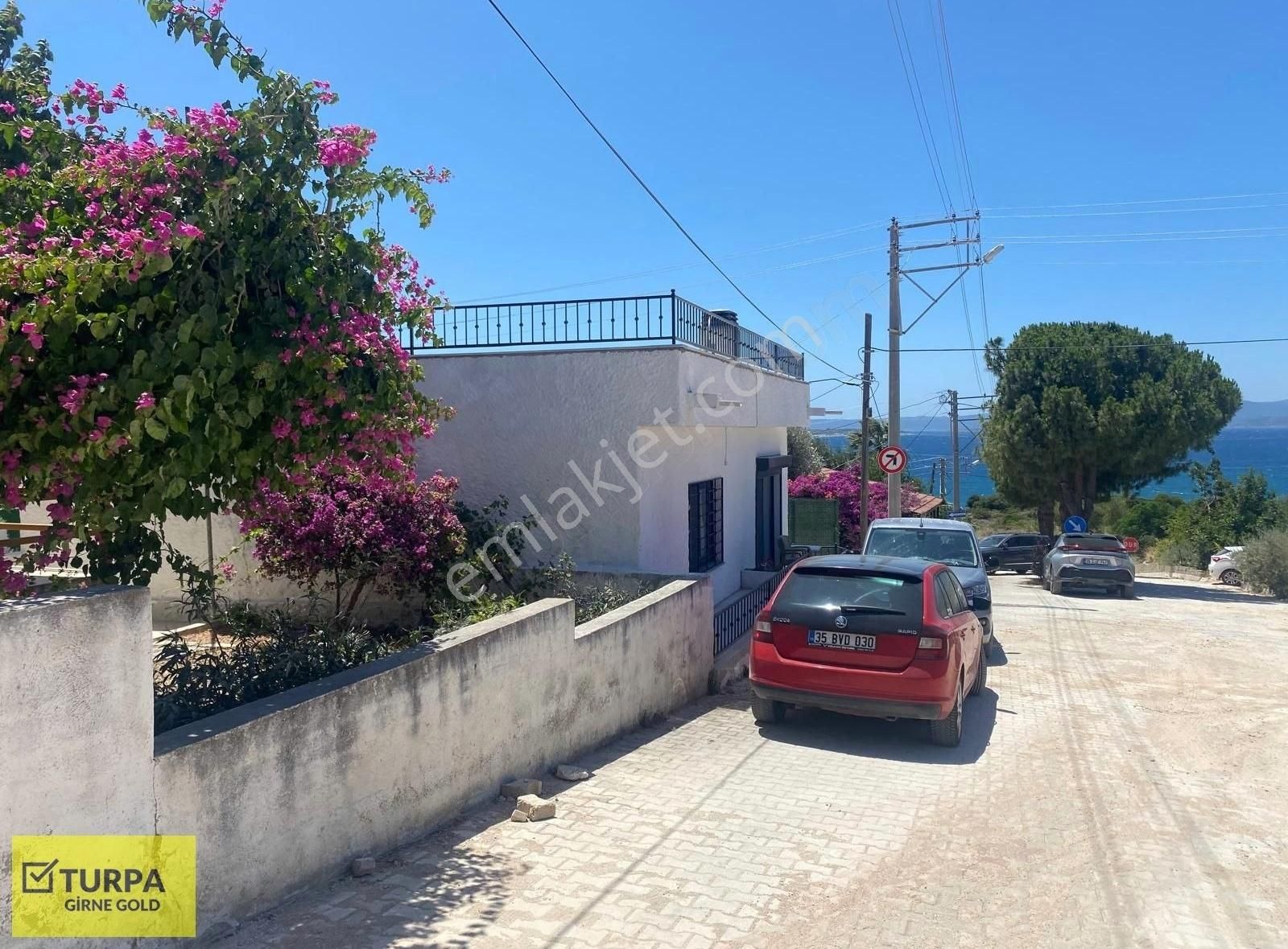 Çeşme Çiftlik Mh.de Satılık Deniz Manzaralı Villa