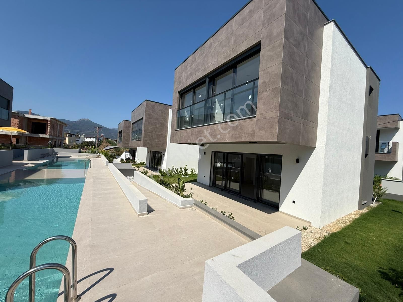 Kuşadası Güzelçamlı'da Tek Müstakil Havuzlu Sitede 3+1 Satılık