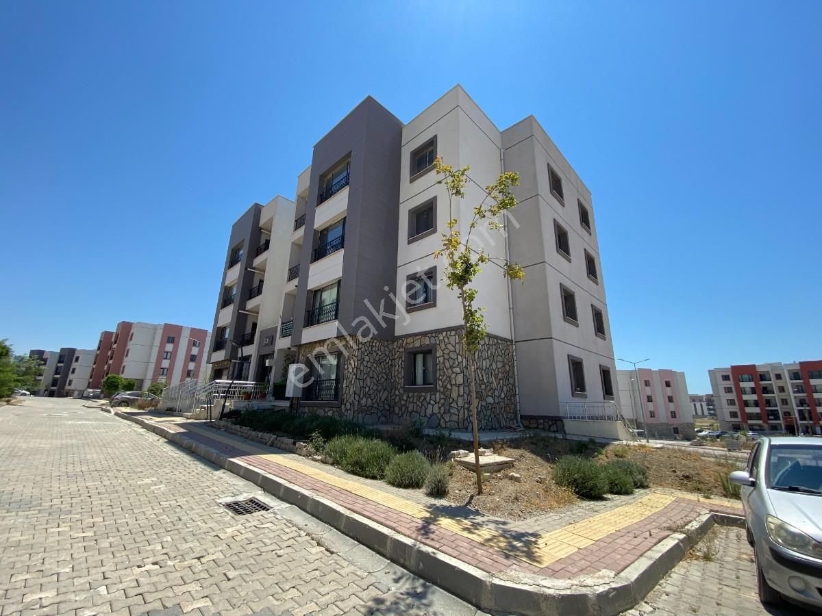 Seferihisar Toki Konutlarında Satılık Ara Kat Sıfır Daire
