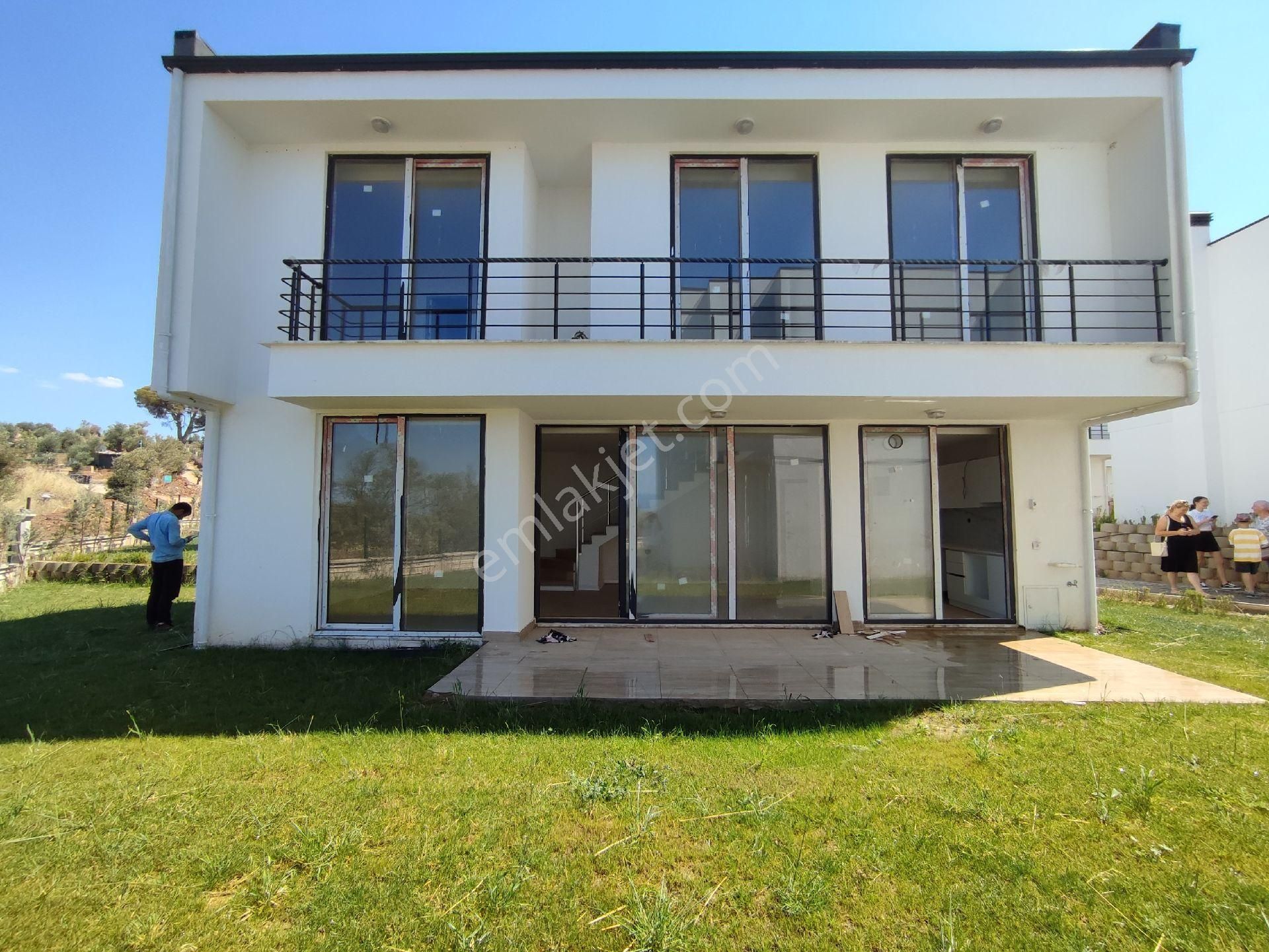 Havuzlu Sitede Denize Kenarında Satılık Sıfır Villa