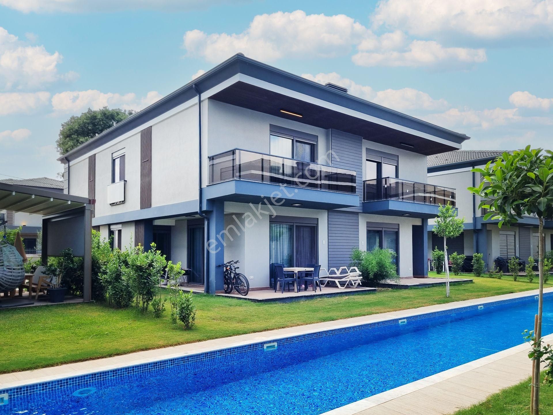 Pelit Park Sema Evleri'nde Şık Ve Bakımlı Trıplex İkiz Villa