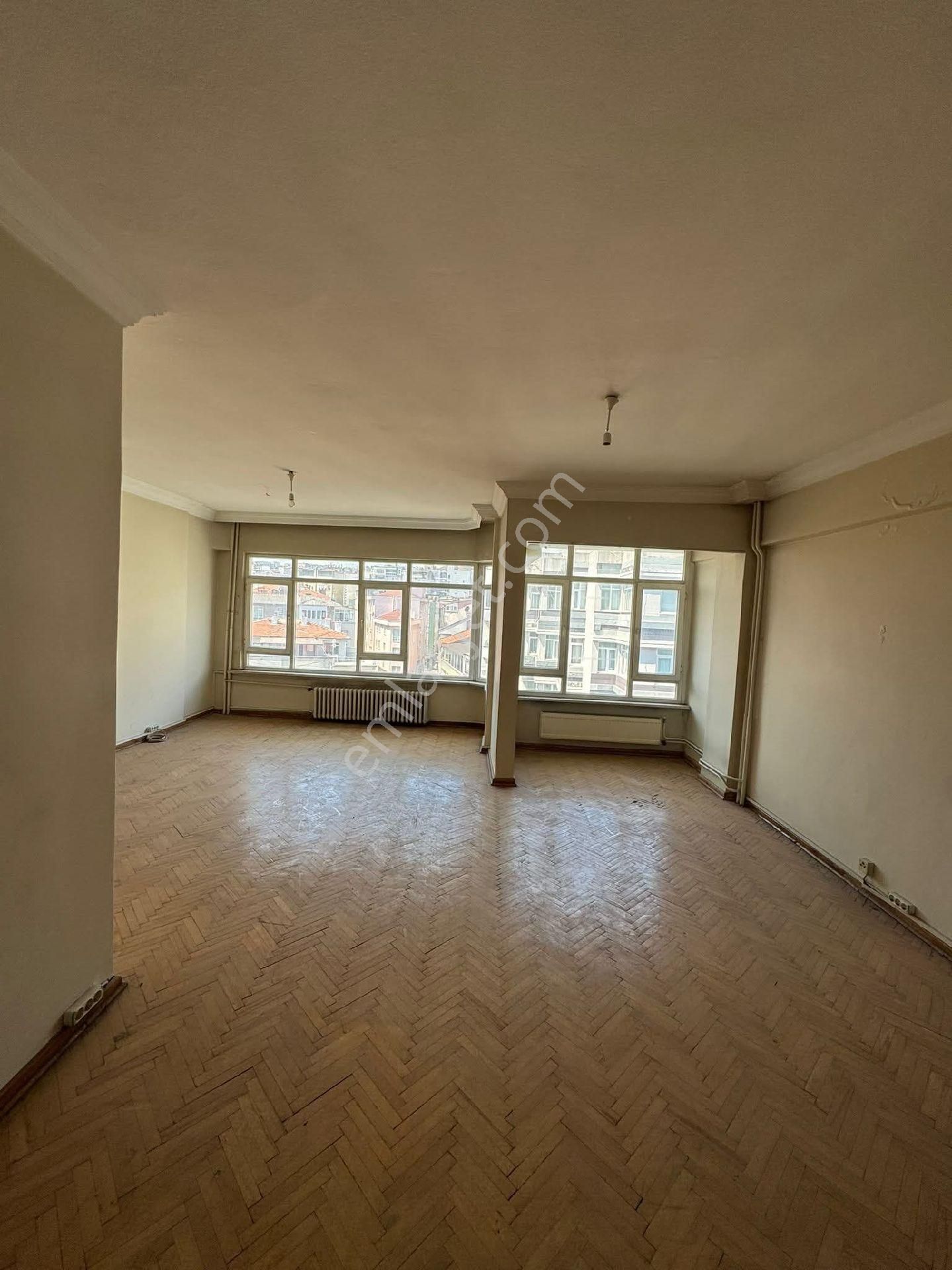 Samsun İlkadım Çiftlik Mahallesi'nde İstiklal Caddesi'nde Asansörlü 4+1 Kiralık Daire
