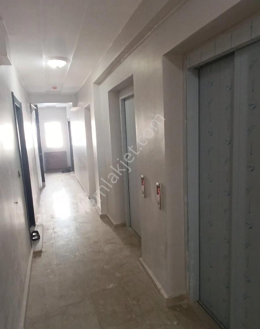 Adakent Emlakdan Satlik 1+1 Daire Anayol Üzeri İşlek Cadde Üzerinde Hasarsiz Sifir Uygun Fiyata - Görsel 5