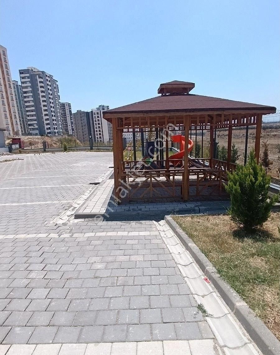 Adakent Emlakdan Satlik 1+1 Daire Anayol Üzeri İşlek Cadde Üzerinde Hasarsiz Sifir Uygun Fiyata - Görsel 32