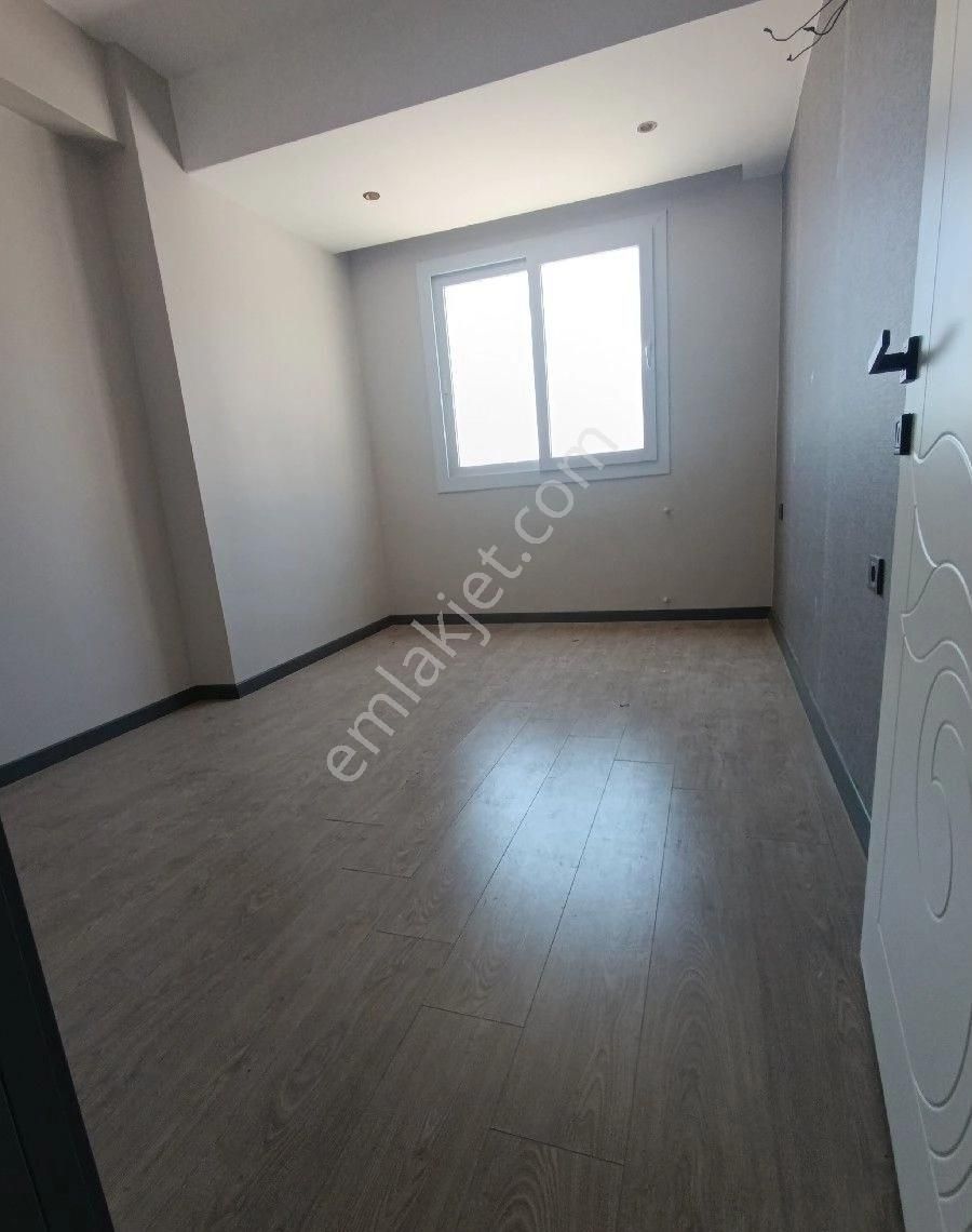 Adakent Emlakdan Satlik 1+1 Daire Anayol Üzeri İşlek Cadde Üzerinde Hasarsiz Sifir Uygun Fiyata - Görsel 4