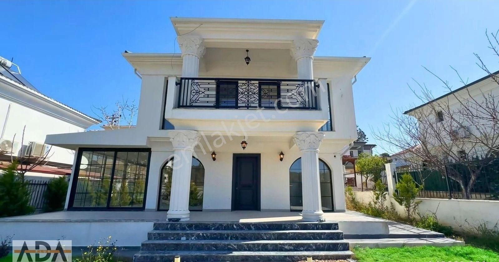 Kuşadası'nda Satılık Yola Sıfır Ticariye Uygun 3+1 Fırsat Villa