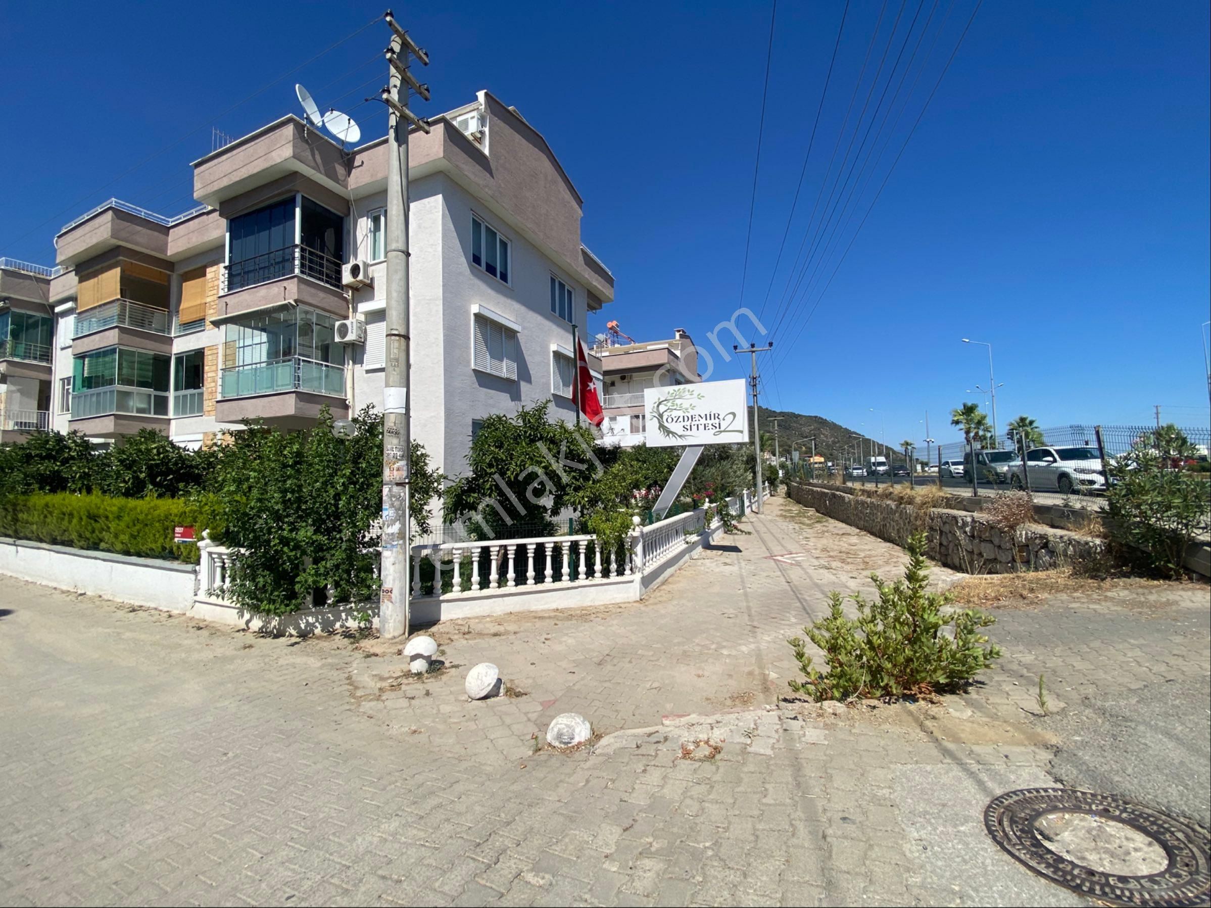 Altınoluk Özdemir 2 Sitesi’nde Deniz Manzaralı 3+1 Kiralık Daire