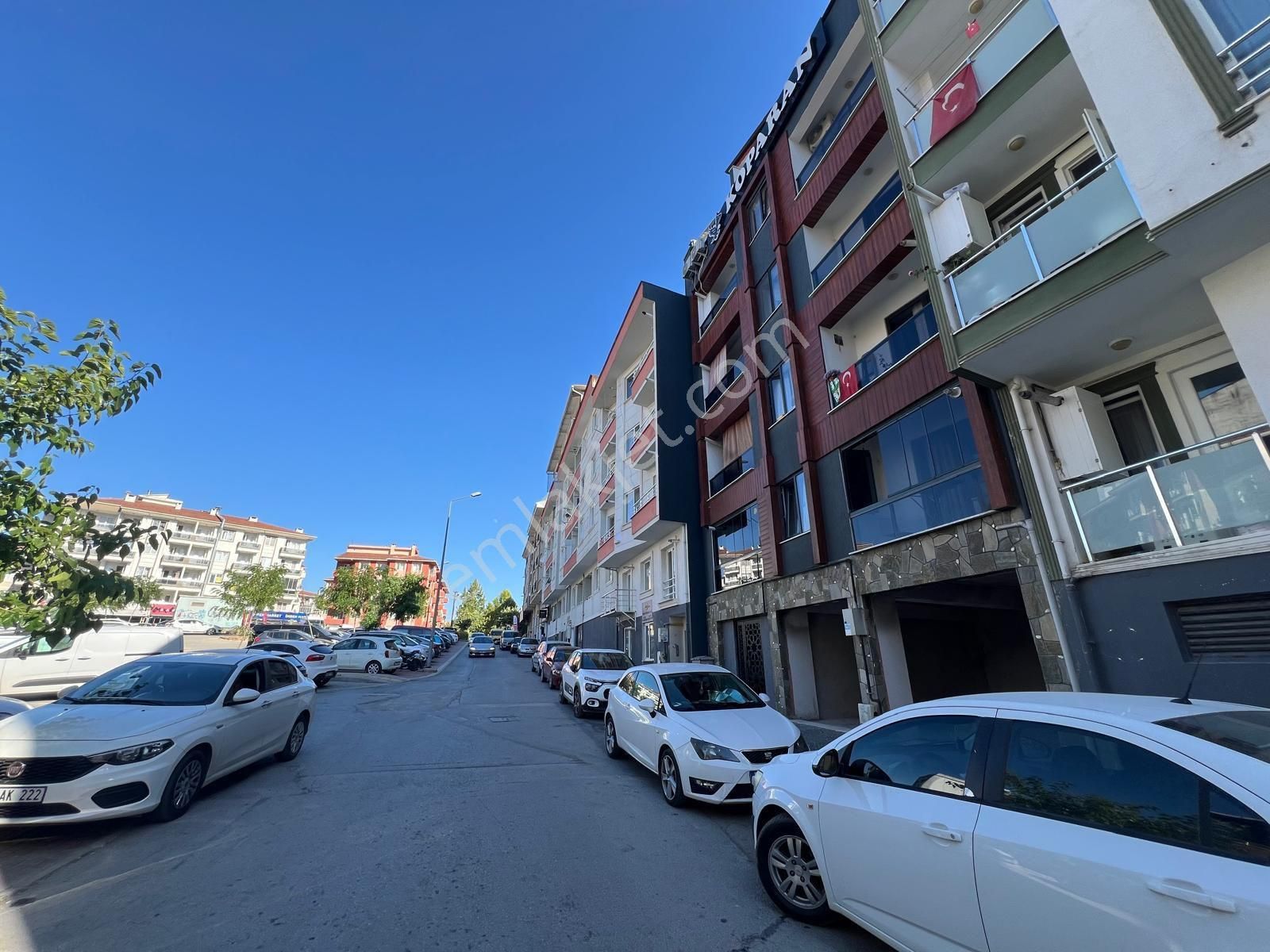 Üstünel'den Ana Caddede Yeni Binada Mülkiyetli Ara Kat Satılık