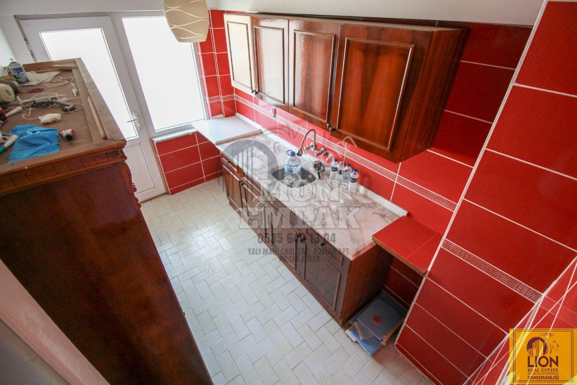 Erdek Yalı Mahallesinde Sahil'de,şahane Konumlu 2+1 Satılık Daire