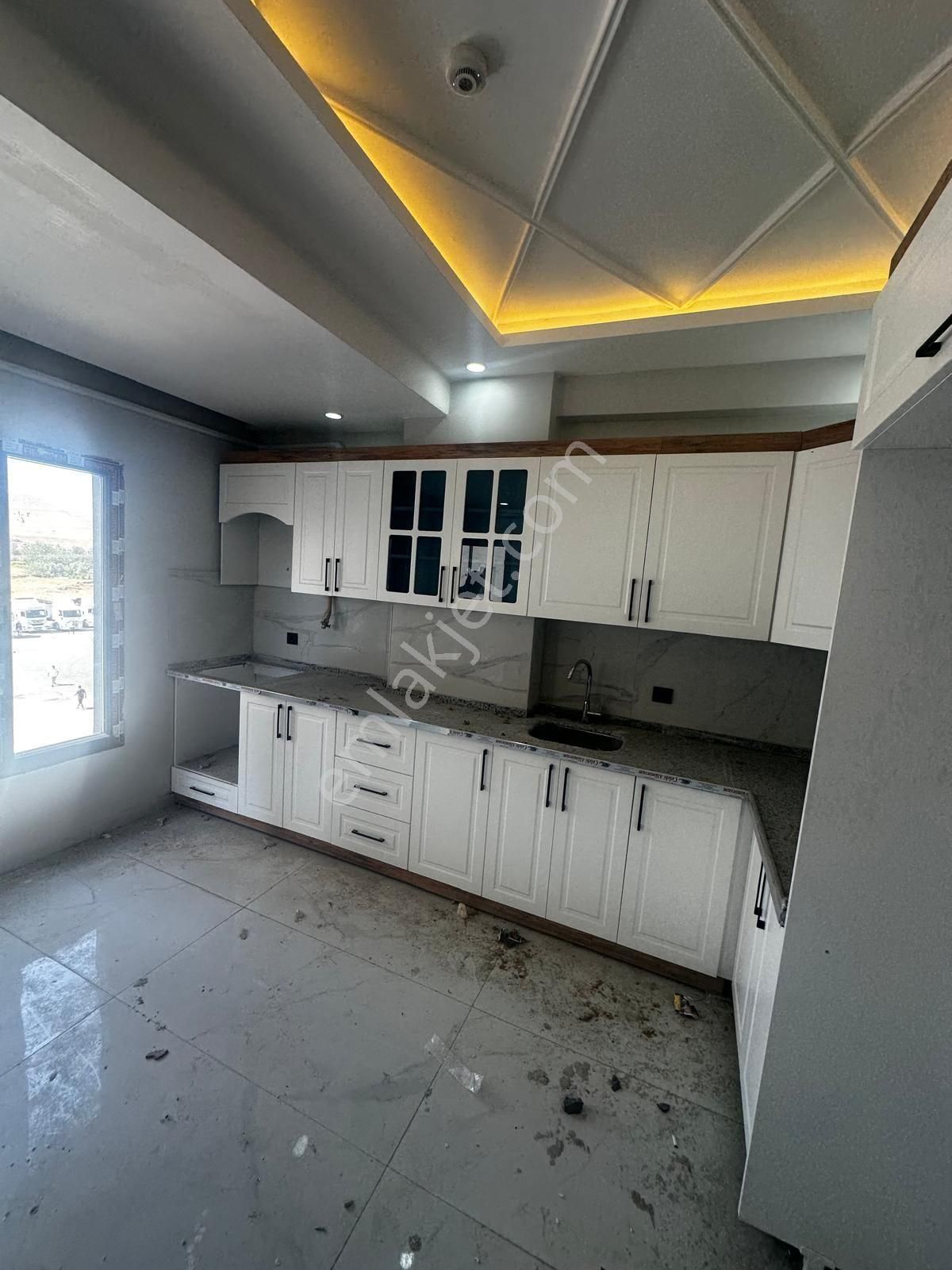 Sahra Emlaktan Yenikent Toki Havalimanı Caddesinde Kiralık Sıfır Daire