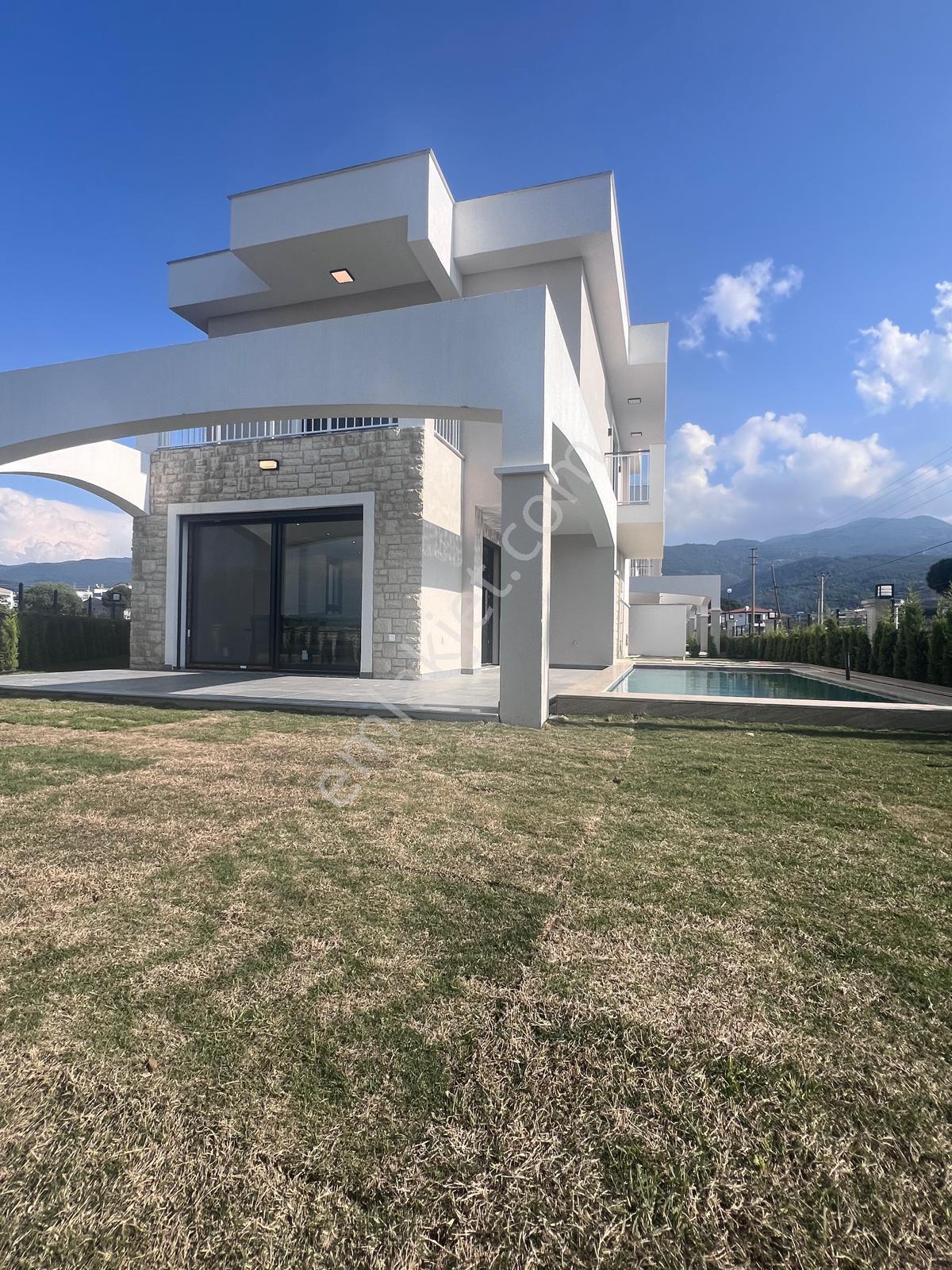 Davutlar’da Denize Yakın, Özel Havuzlu, Köşe Konumlu Lüks Villa!”