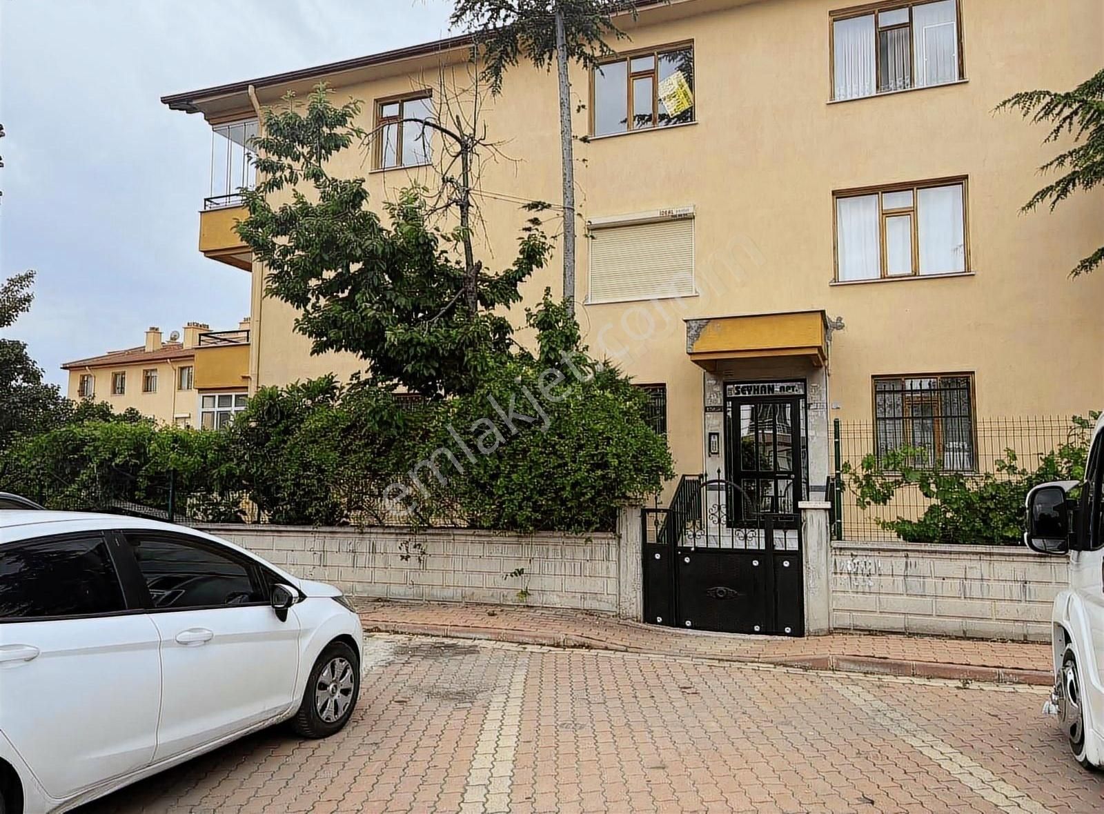 Özlem Yardımcı'dan Aydınlıkevler'de Satılık Bakımlı 3+1 Daire
