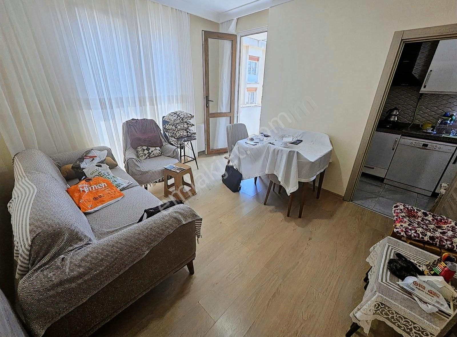 Ümraniye Namık Kemalde 2+1 Balkonlu Ara Kat Köşe Bina