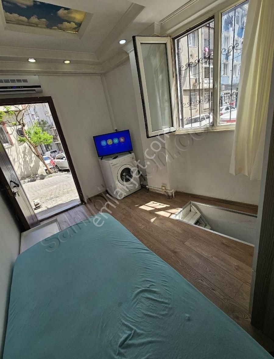 Üsküdar Merkezde Eşyalı İçi Temiz Yenilenmiş Ters Düblex Daire