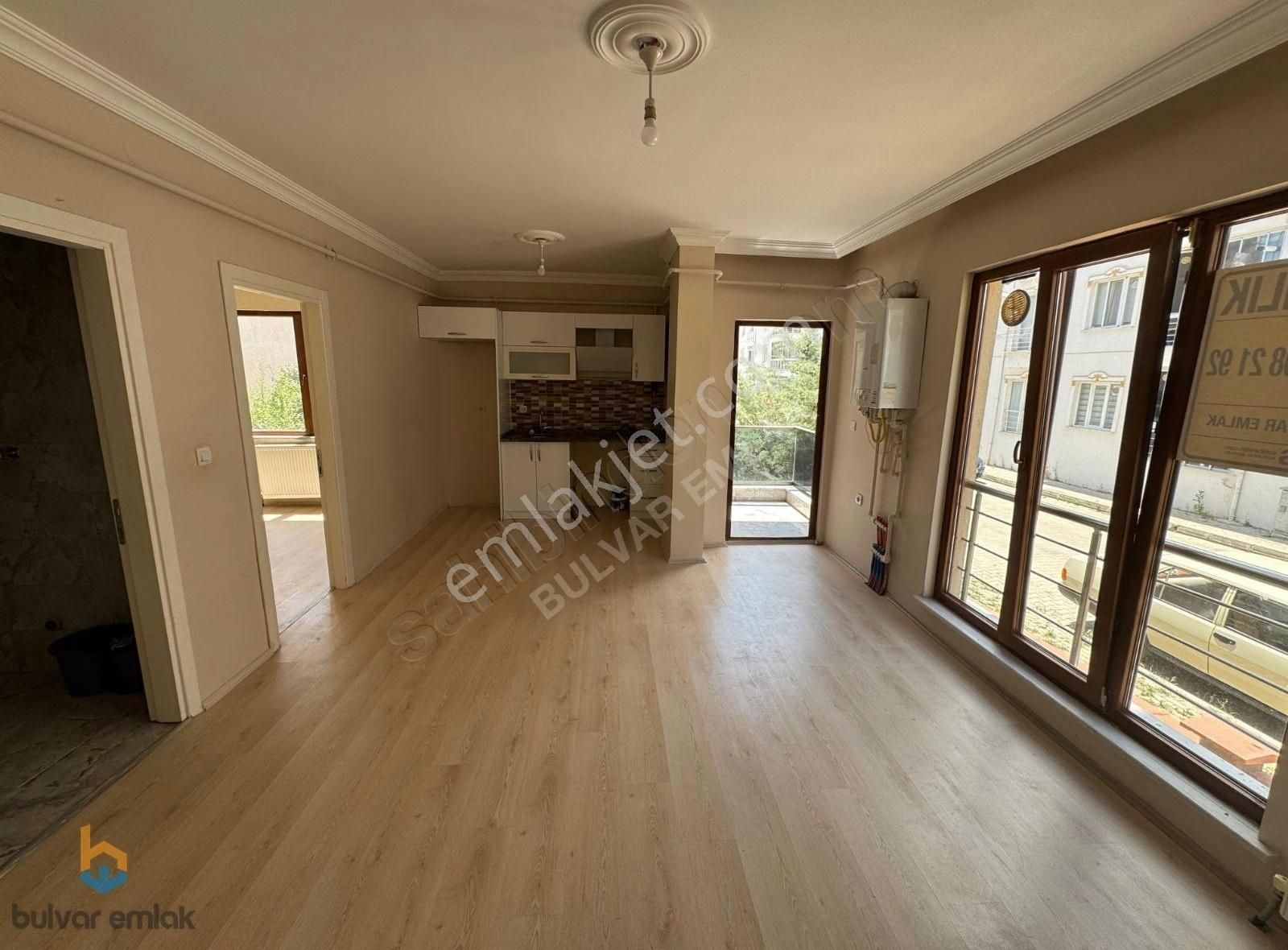 Bulvar Emlak'tan Aileye Uygun Geniş Kiralık Balkonlu 1+1 Daire