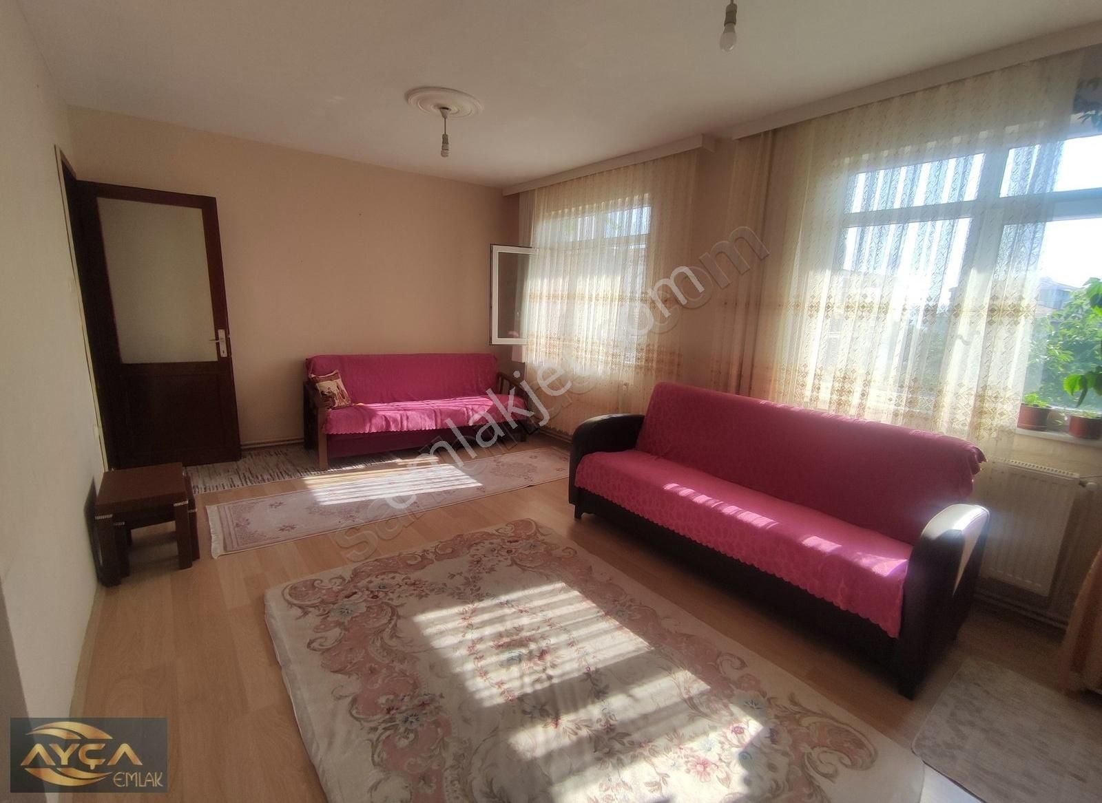 Ana Caddeye Çok Yakın Ayçadan Kiralık Ekonomik Aile Apt. 3+1 Dai