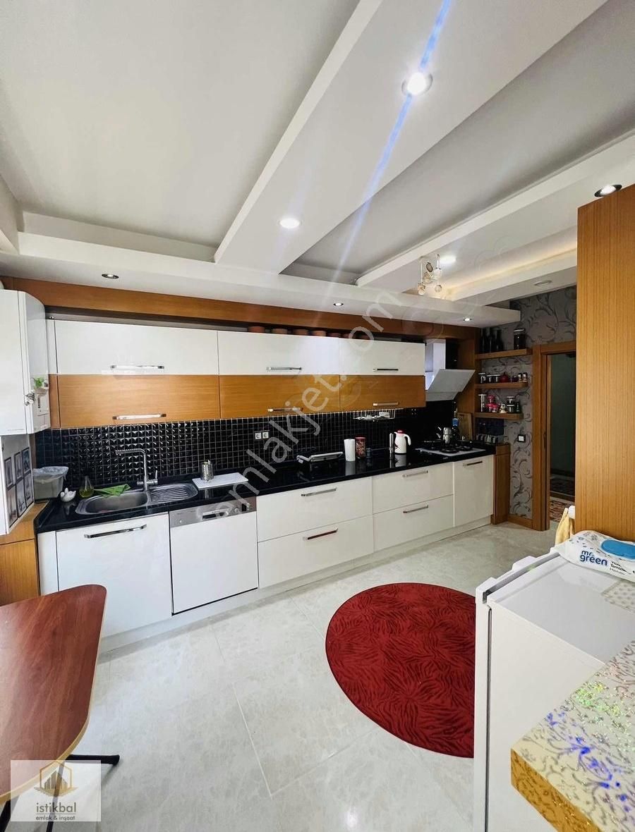 Kızıltoprak 3+1 180m2 Güvenlikli Havuzlu Doğalgazlı Harika Daire