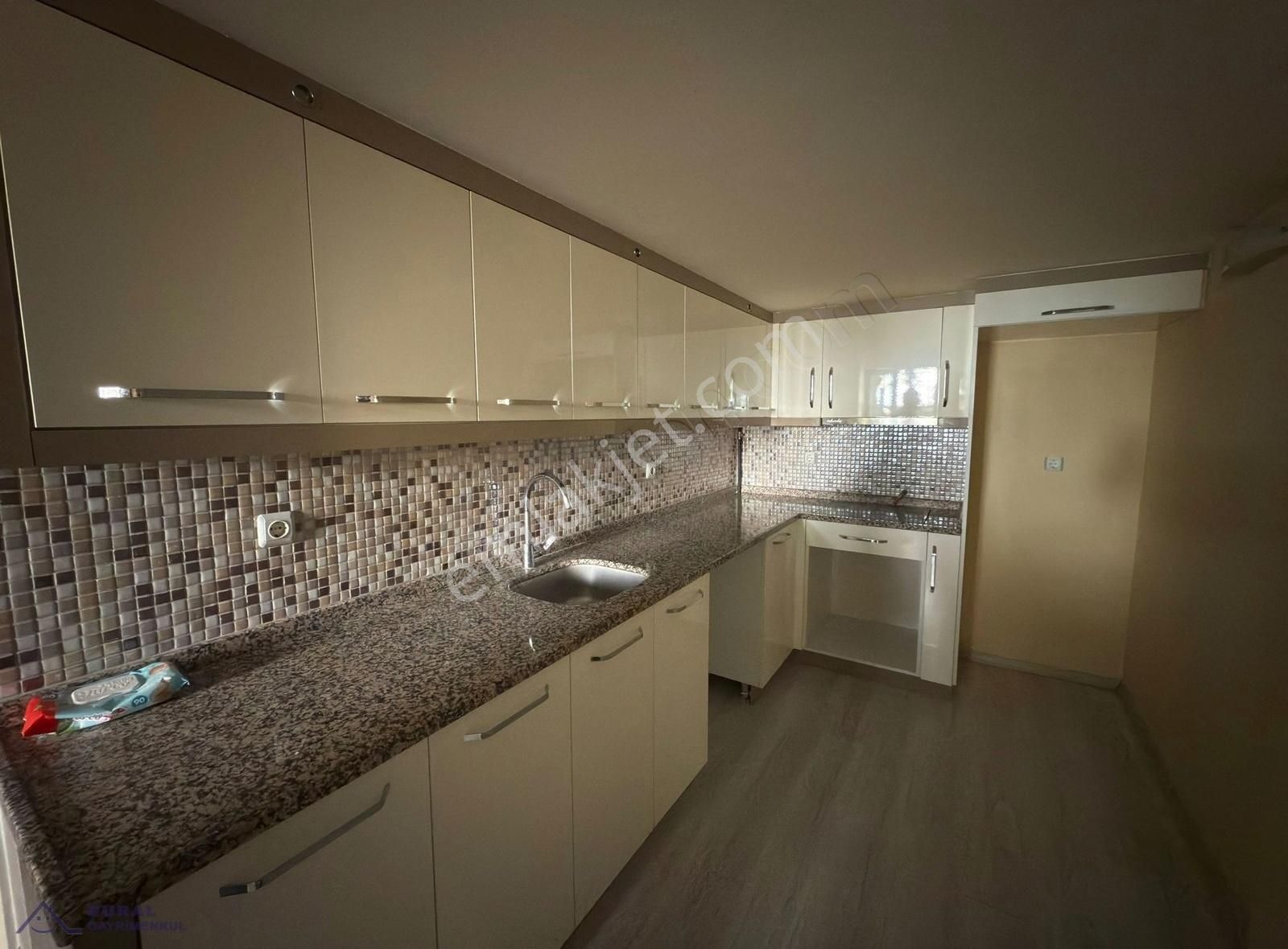 Dural Gayrimenkul'den Salı Pazarının Altında Kiralık 1+1 Daire