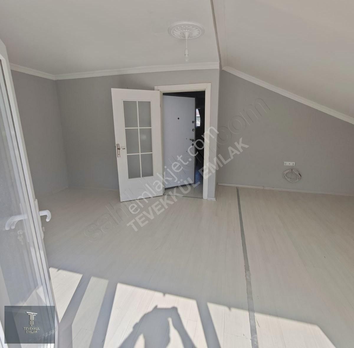 Arnavutköy Merkez Mahallesi'nde Kiralık Çatı Katı 1+1