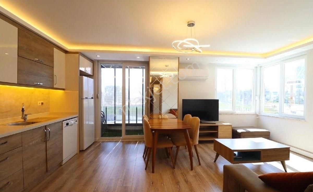 Konyaaltı Limanda Lüks Havuzlu 1+1 Satılık Daire
