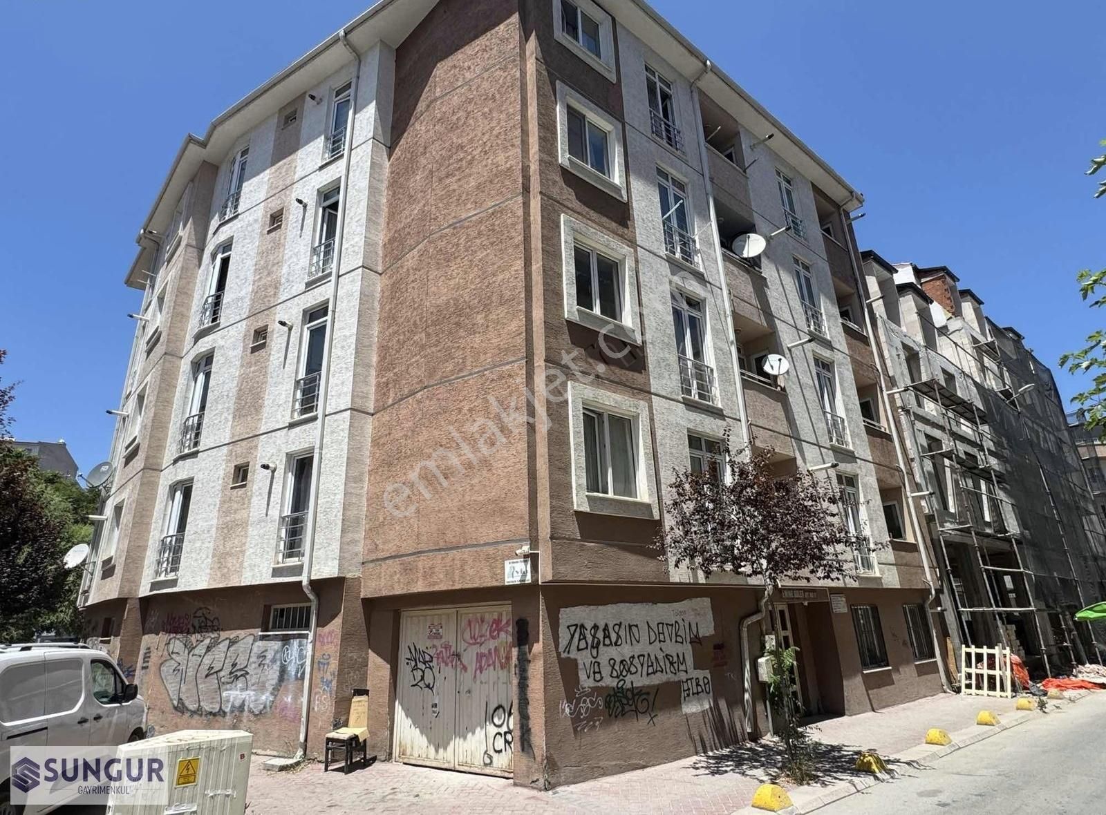 Sungur'dan Kiralık 1+1 Ara Kat Asansörlü İyi Konumda Daire