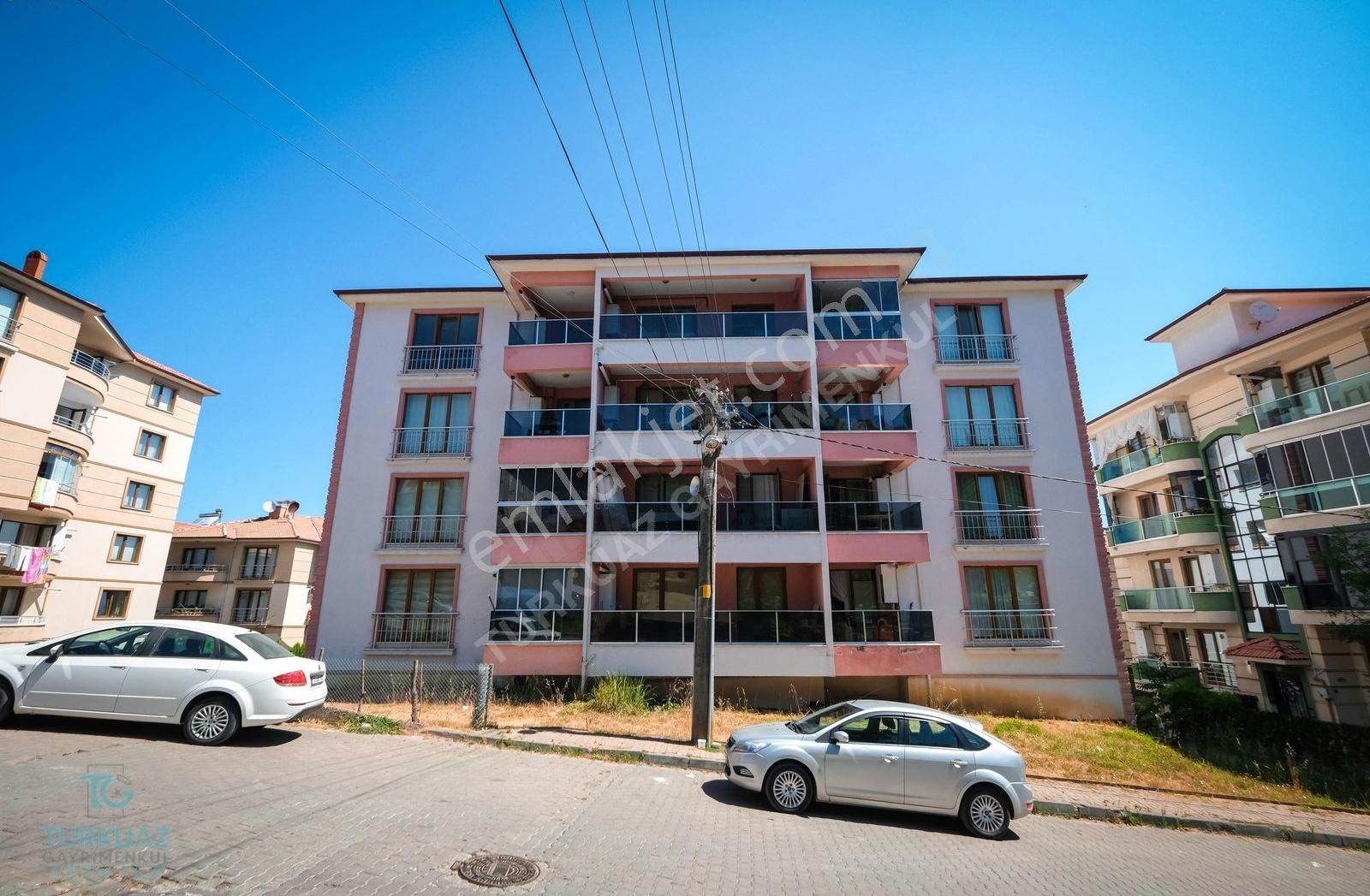 Dikilitaş'ta 2+1 Geniş Balkonlu Ön Cephe Kiralık Daireler