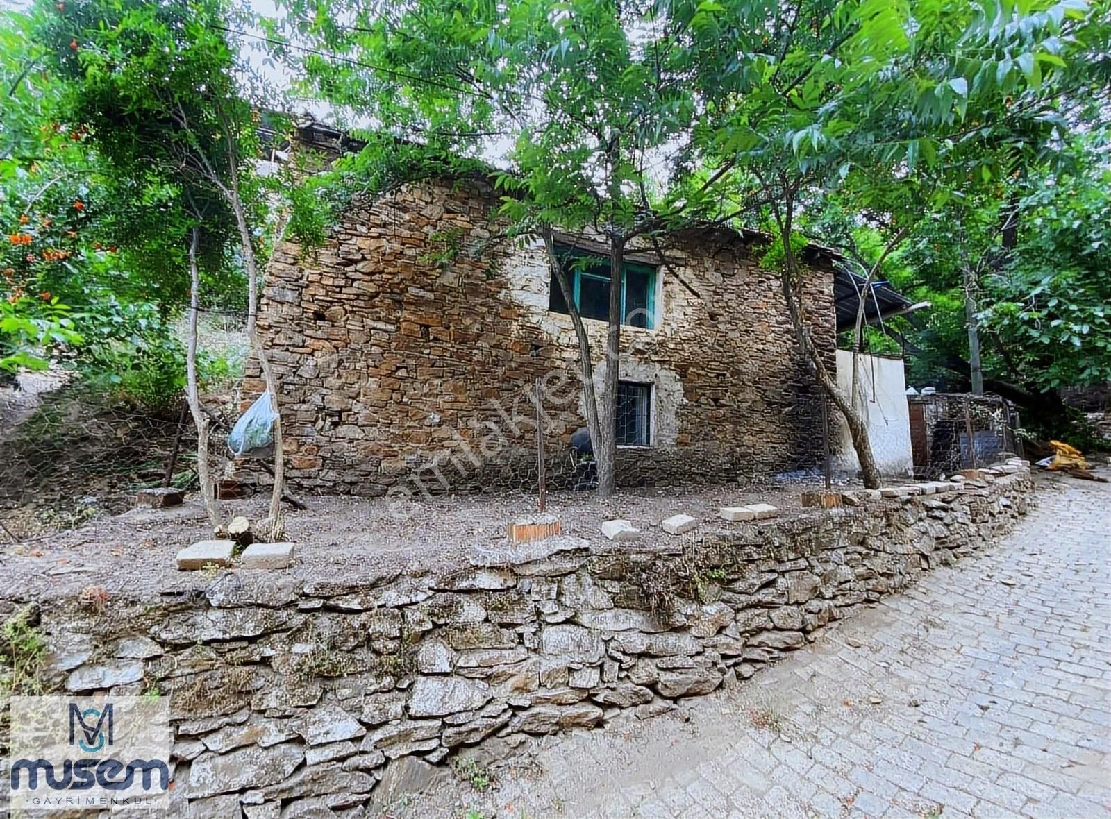 İncirliova Arpadere Mevkinde Satılık Ev Ve Arsası