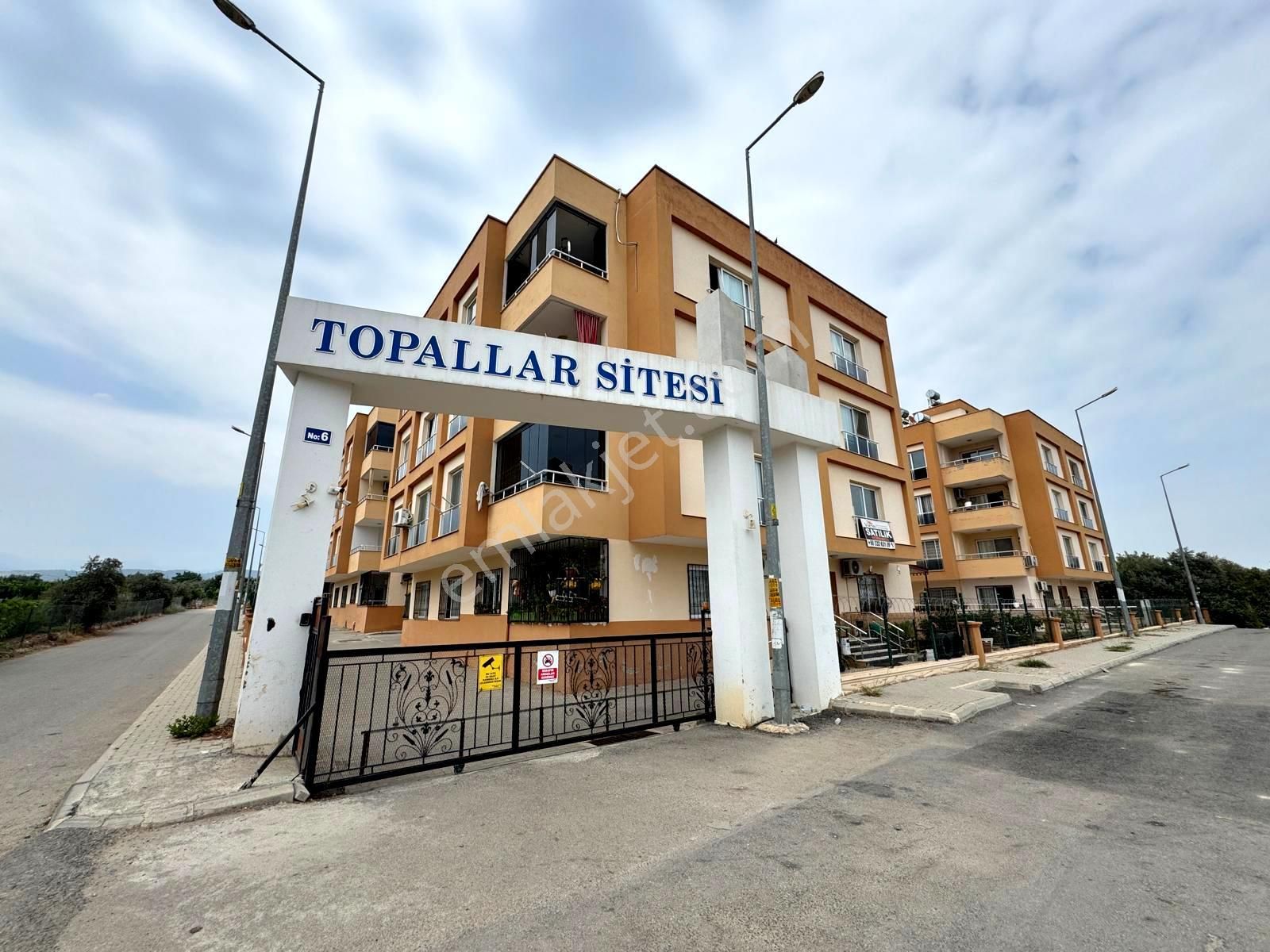 Remax Toros'tan Tece Topallar Sitesi'nde Satılık 3+1