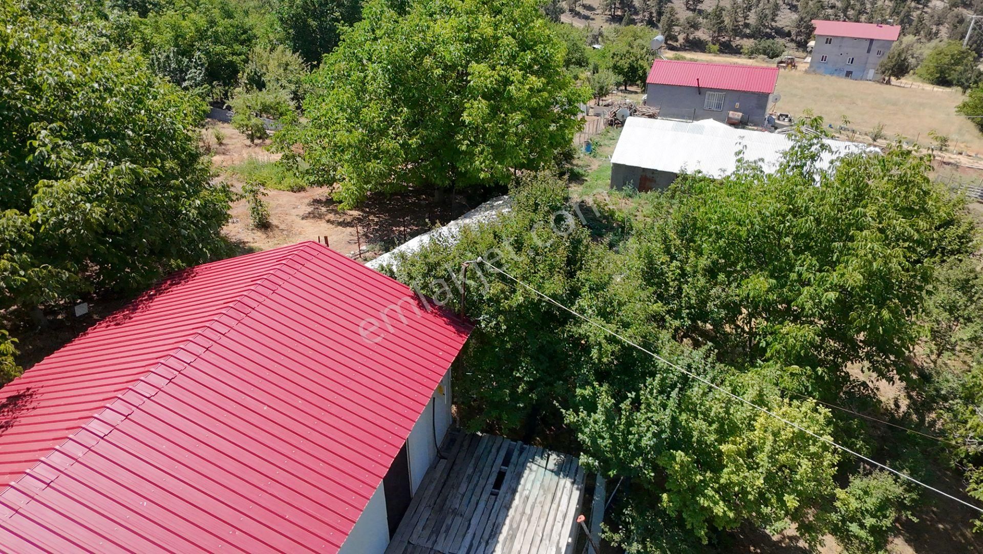 Tırtar Da İçerisinde Prefabrik Ev Bulunan Satılık Arsa - Görsel 4