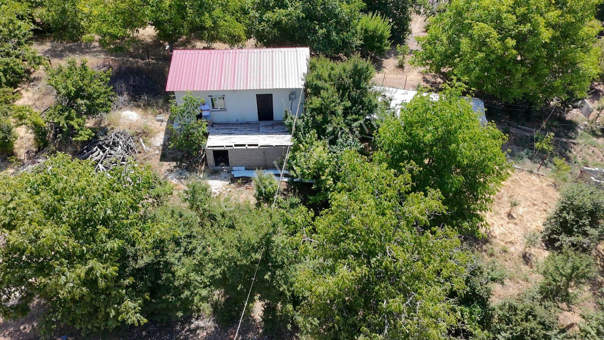 Tırtar Da İçerisinde Prefabrik Ev Bulunan Satılık Arsa - Görsel 8