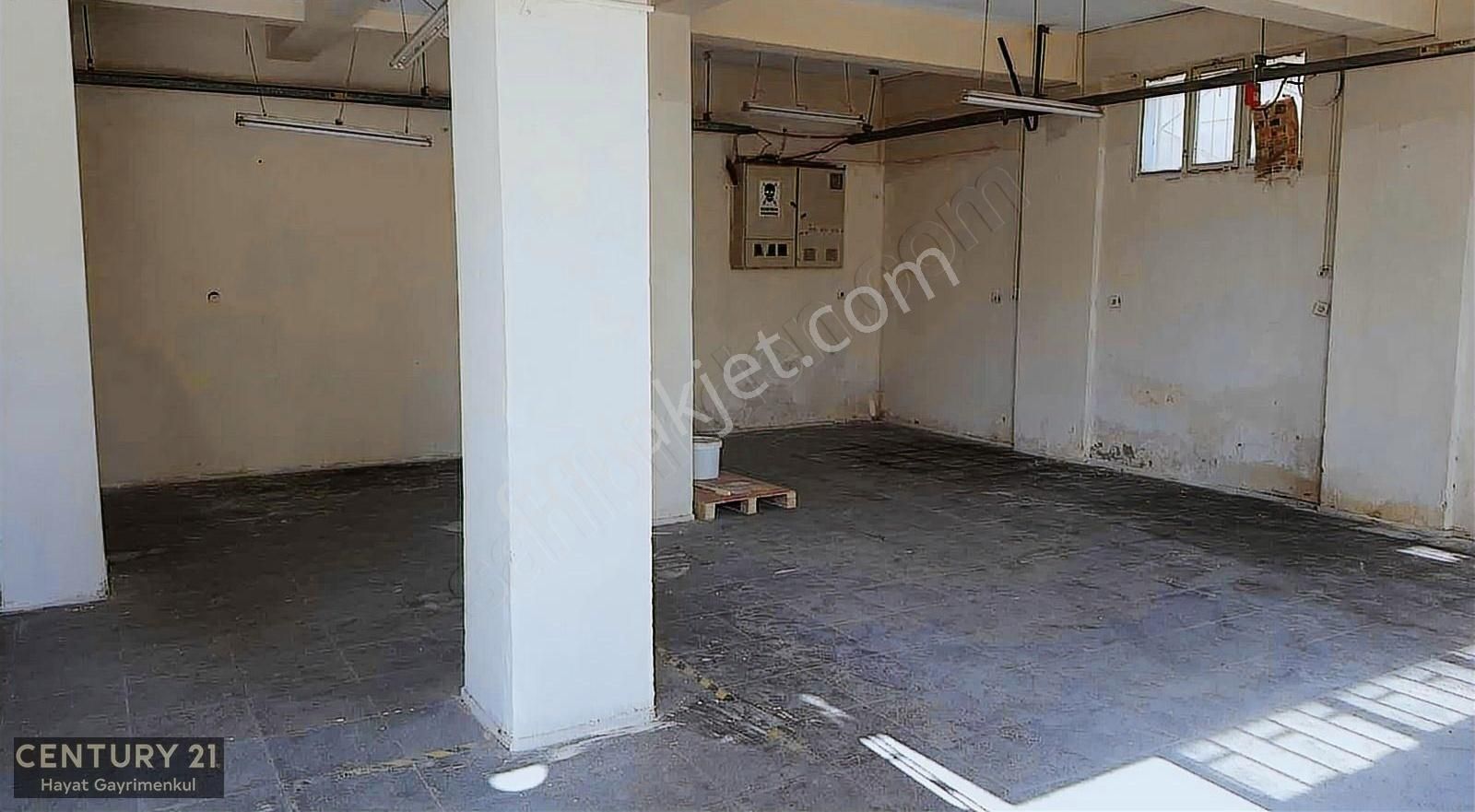 Kiralık 350 M² Geniş Alan Merkezi Konum Depo/kullanım Alanı