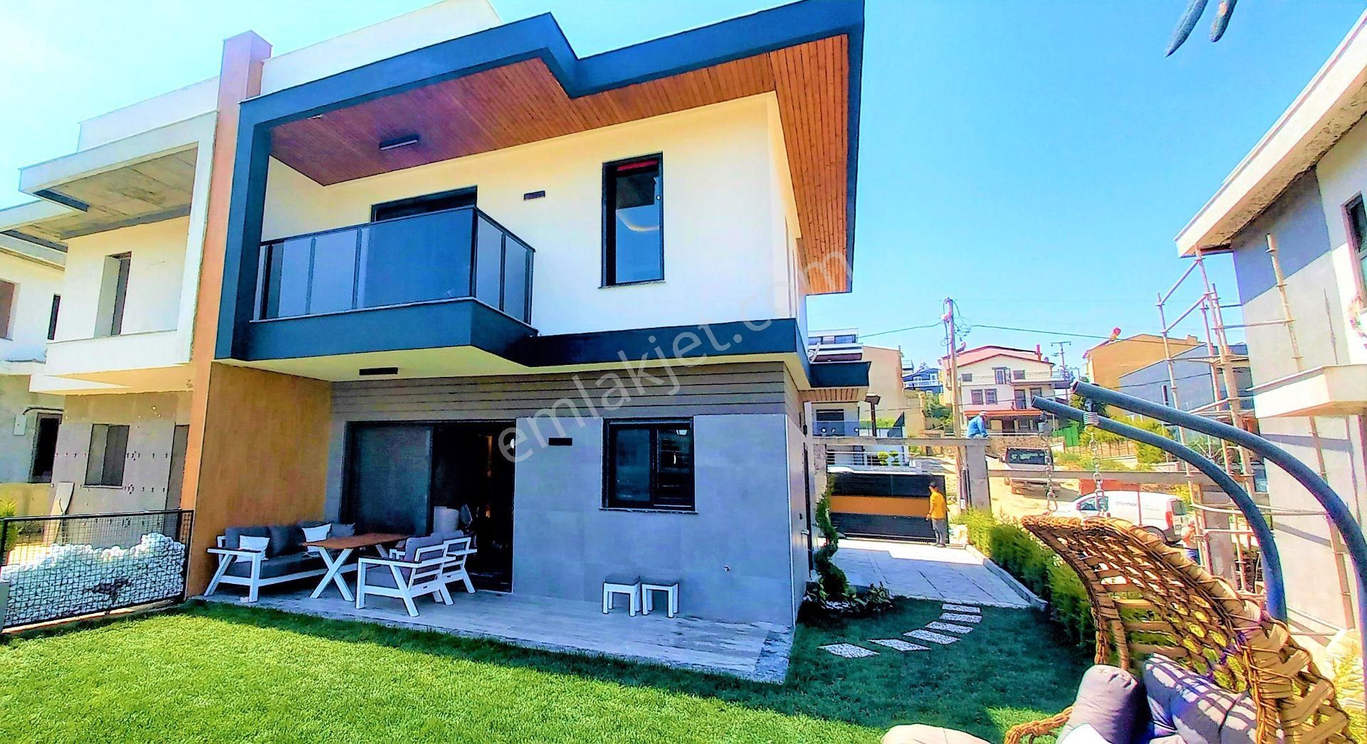 Kuşadası Avm Bölgesinde Oturuma Hazır 3+1 Lüx Villalar
