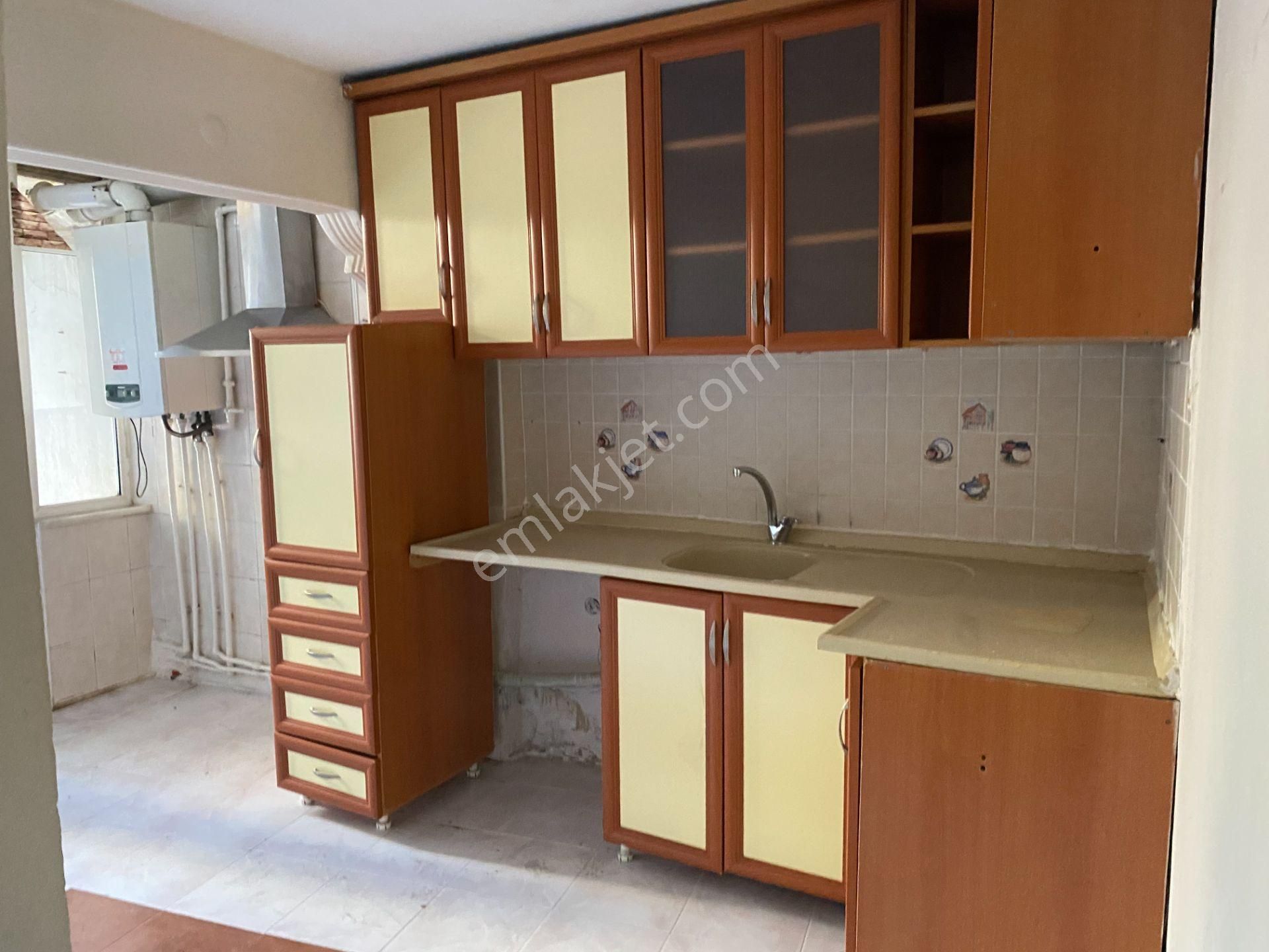 Destan-003 Kocamustafapaşa Sümbülefendi Yakını 2 Oda Salon Yarıbodrum Ve Bahçe Katt 90m2 Kombili