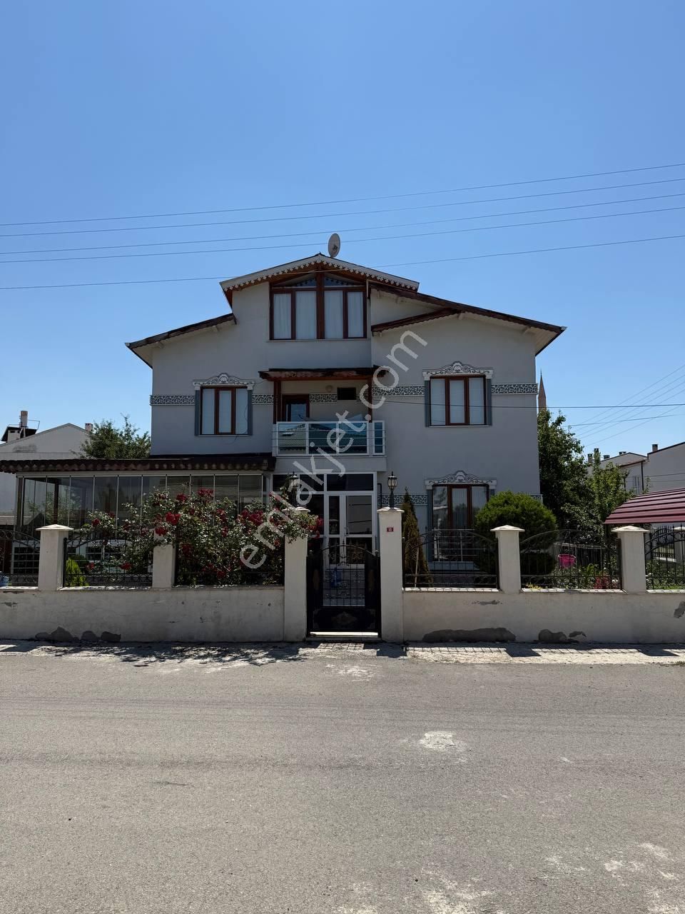 Karşıyaka'da 6+1 Tripleks Villa