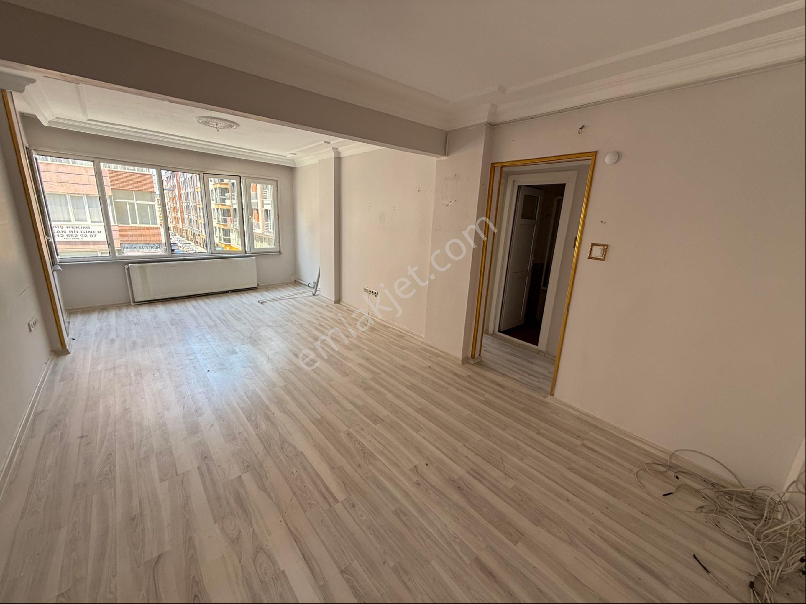 Şirinevlerde Mahmutbey Caddesi Üzerinde 2+1 Kiralık İşyeri