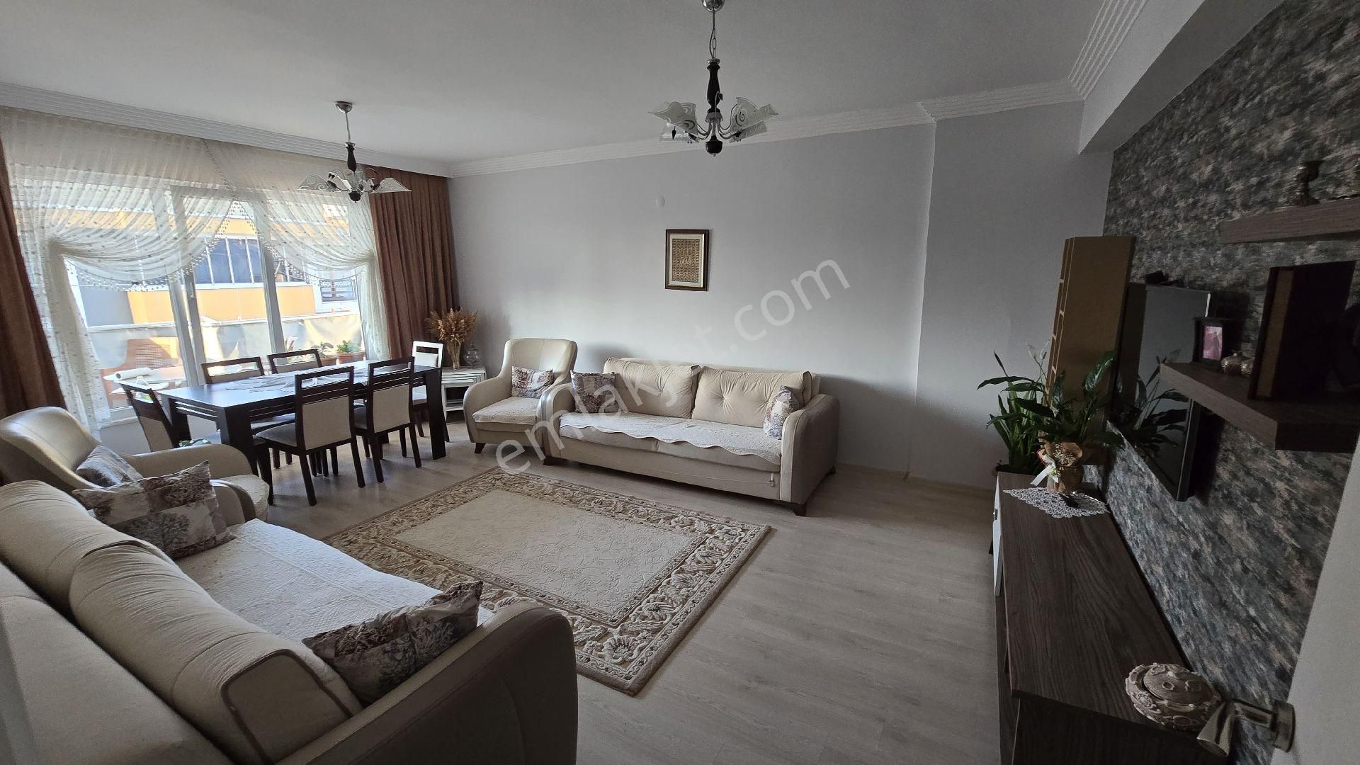 Cumhuriyet Mahallesinde Satılık Üç Artı Bir Daire