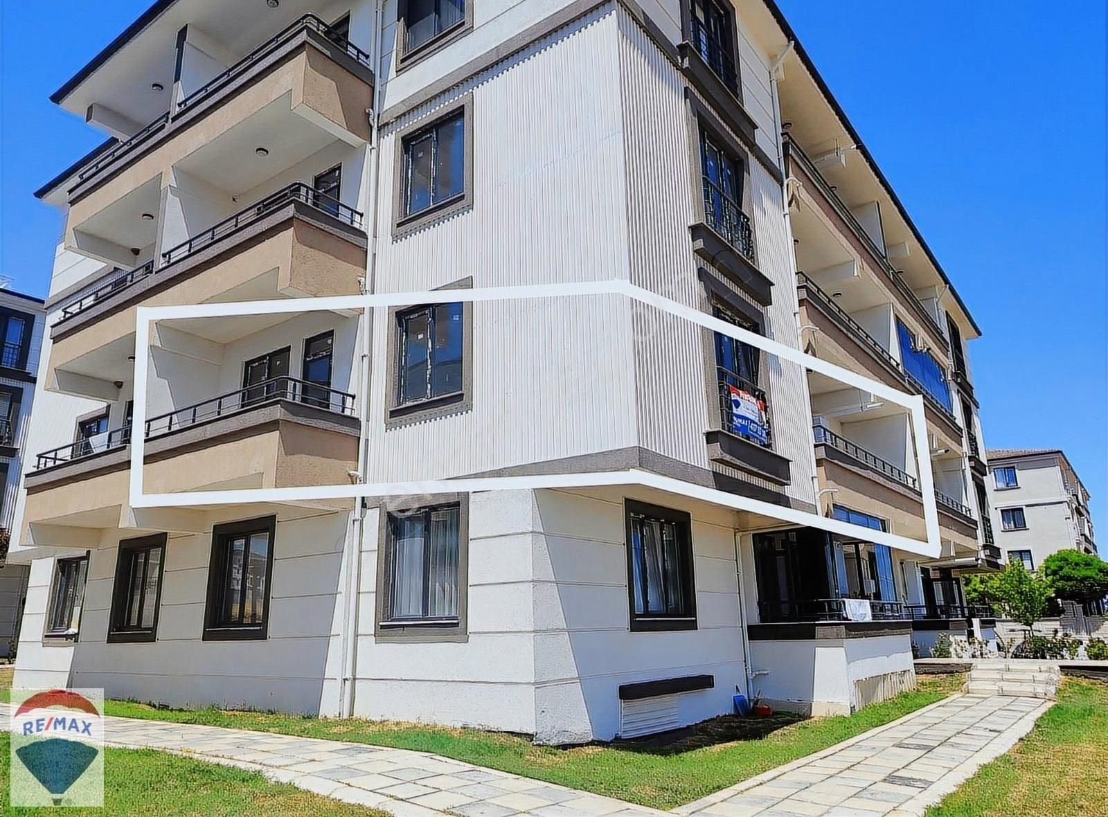 *** Havuzlu-parklı Sitede, Geniş Metrekareli 2+1 Daire ***