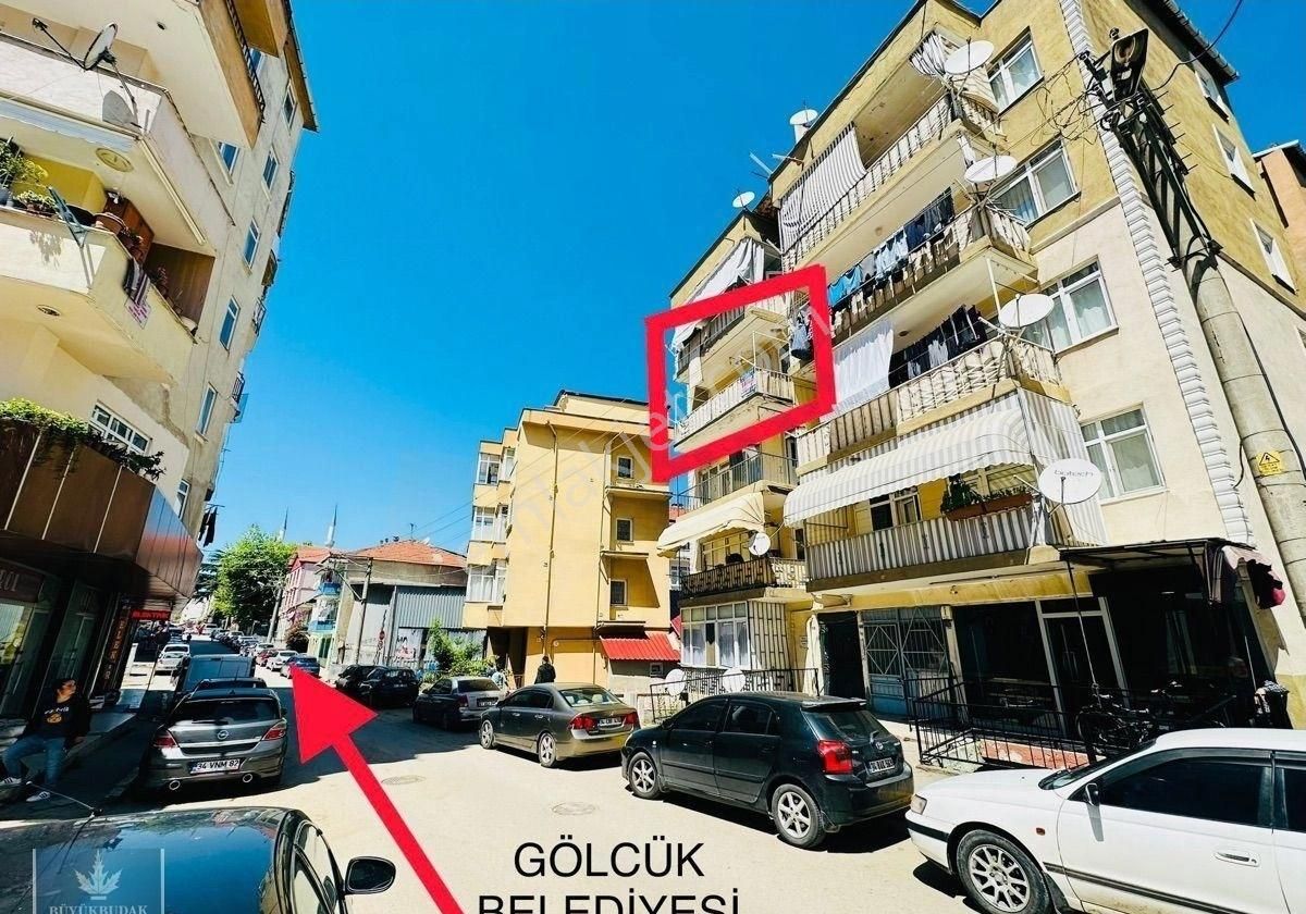 💥gölcük Çarşı Merkezde Askeriyeye 400 M Mesafede Bekara Yada Aileye Uygun 2+1 Temiz Arakat Daire💥