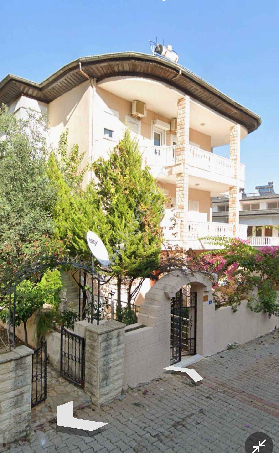 Müjgan Emlaktan İçmelerde Denize Yakın Yüzme Havuzlu Villa