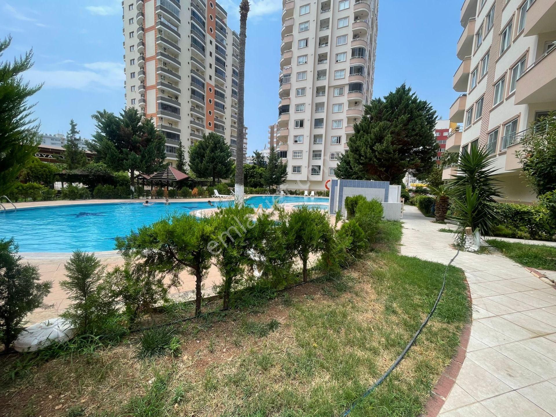 Karınca'dan Menderes Mh Sahile Yakın,site İçi,havuz, 4+1 Satılık
