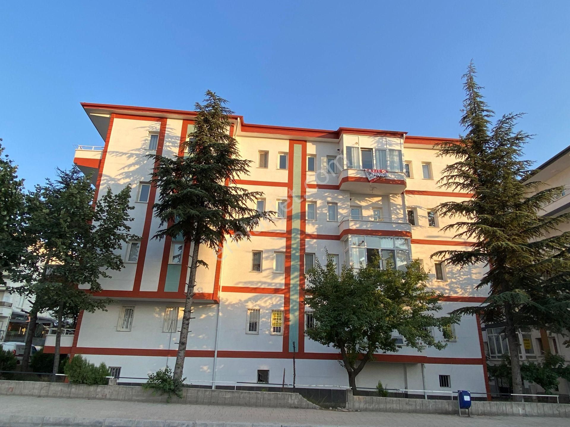 2000 Evler Mah. 'de Cadde Üzerinde Cazip Fiyatlı 3+1