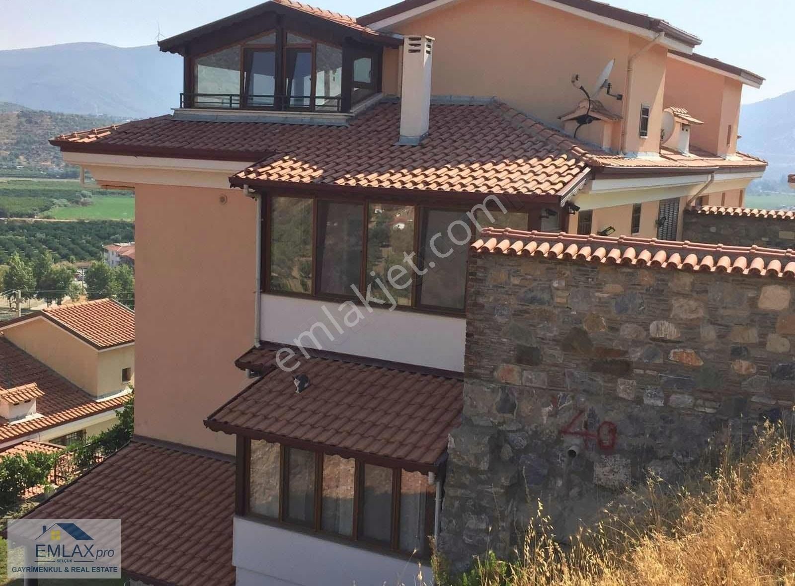 Selçukta Satılık 7+1 3 Katlı Müstakil Villa