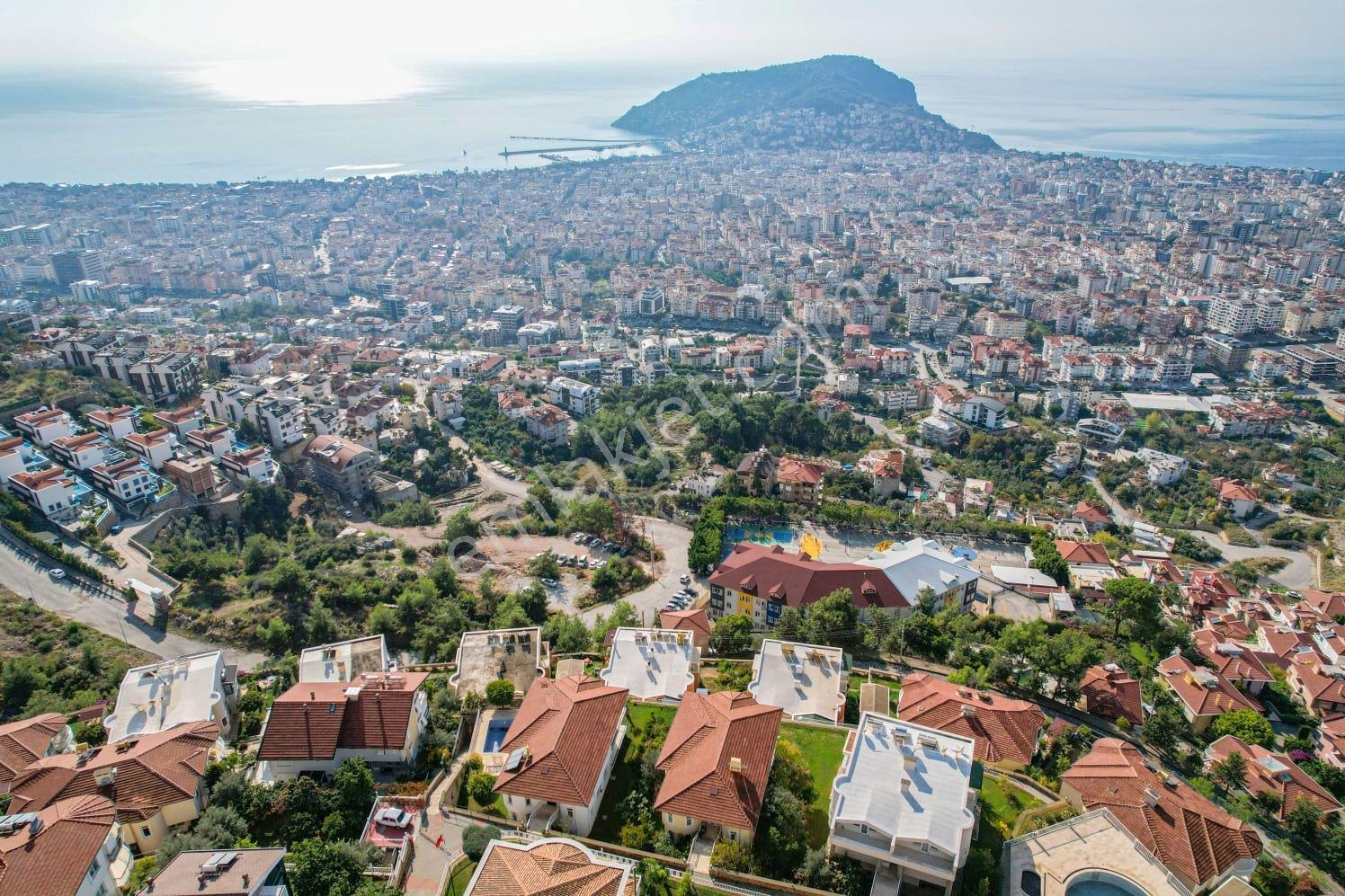 Alanya'da Antik Kent Sitesi'nde Satılık Manzaralı 3+1 Dubleks Daire - Görsel 3