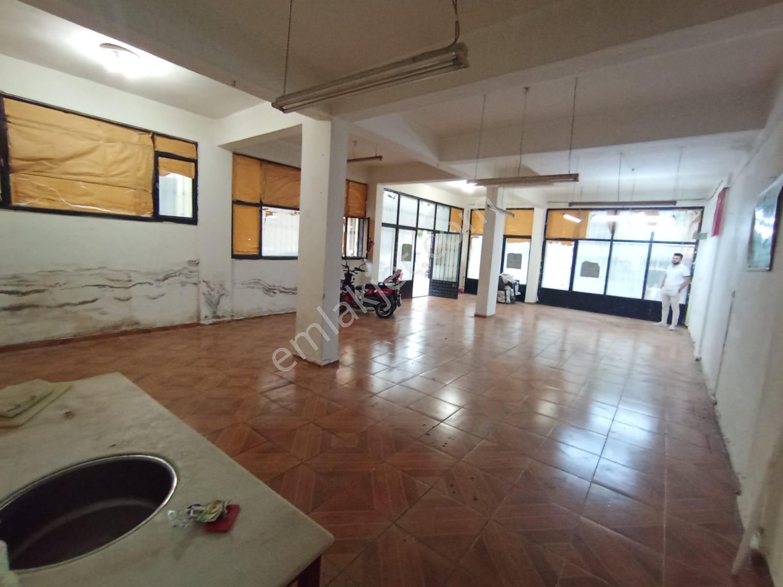 Karabağlar Yunus Emre Mah.. Elektrik Suyu Olan 95 M2 Kiralık Dükkan
